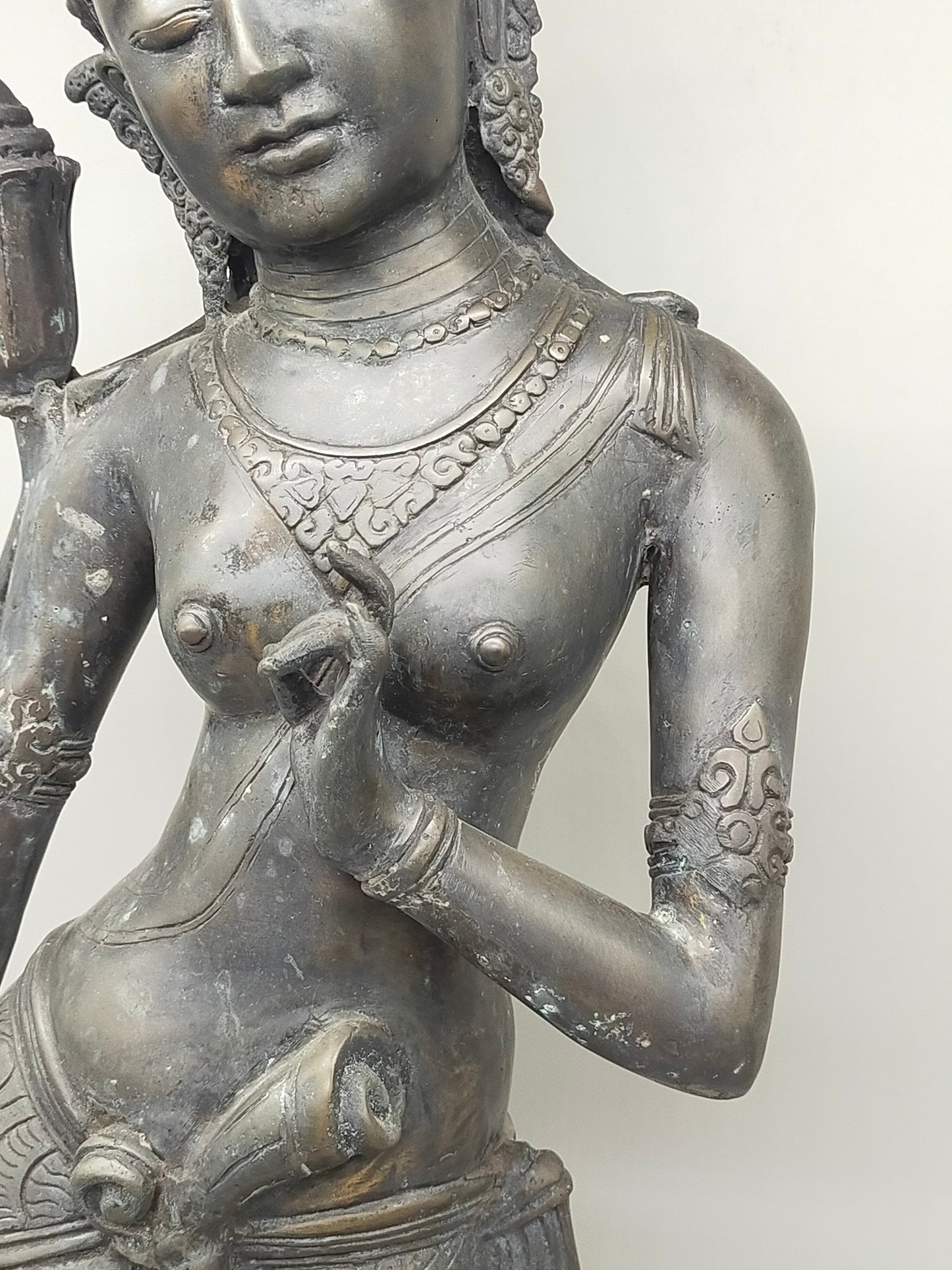 Antike Bronze Statue – Grazile Phareon Frauenfigur auf Lotossockel