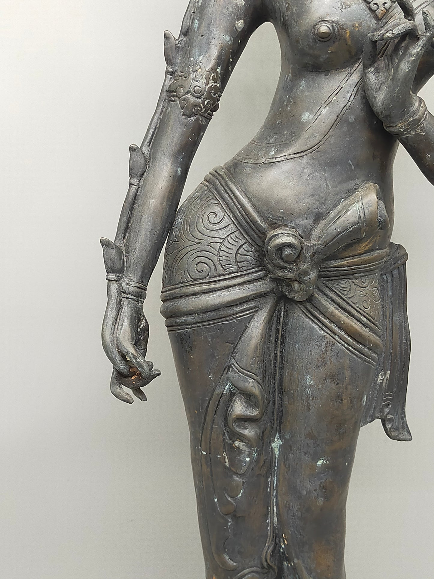 Antike Bronze Statue – Grazile Phareon Frauenfigur auf Lotossockel
