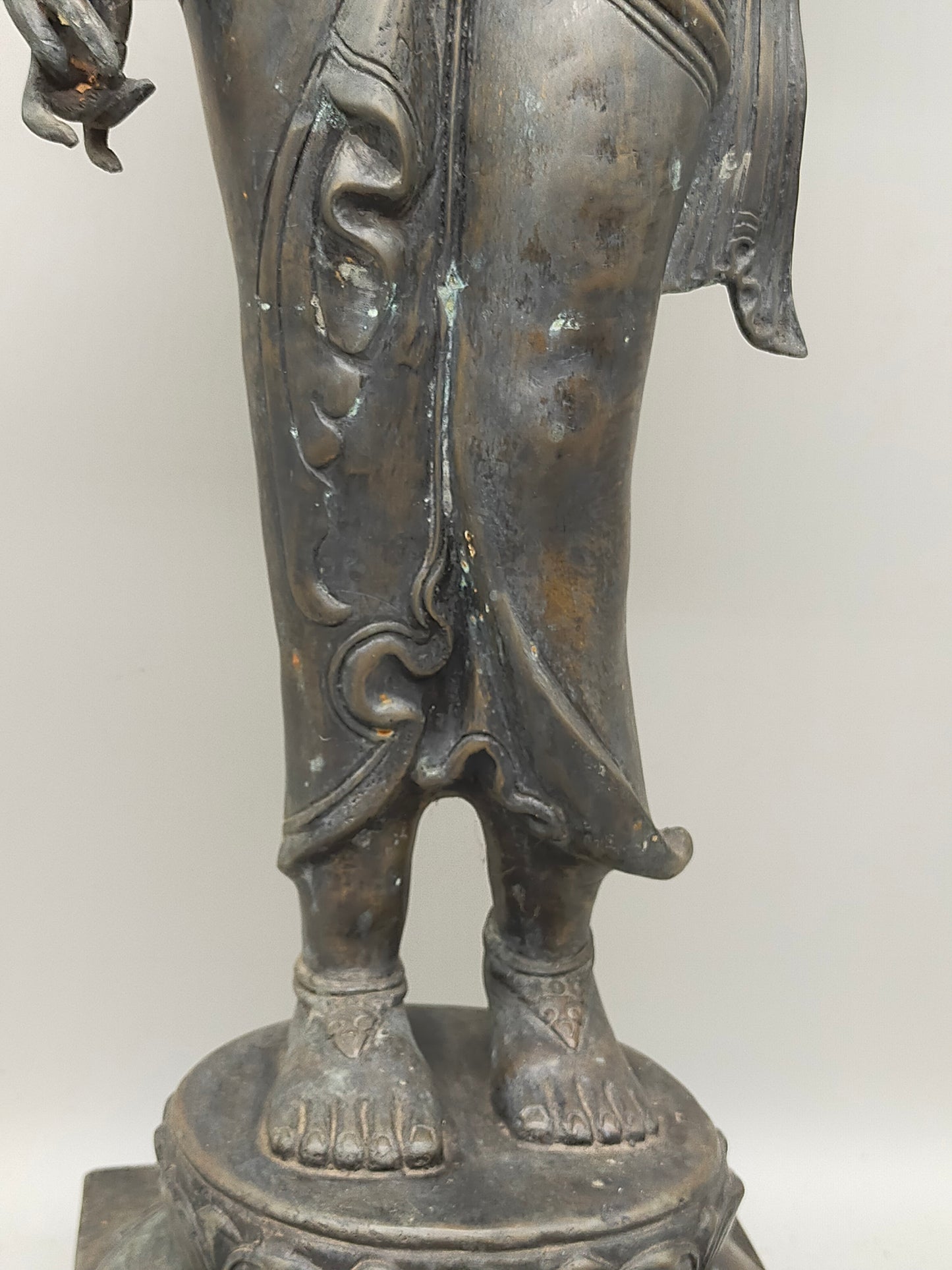 Antike Bronze Statue – Grazile Phareon Frauenfigur auf Lotossockel