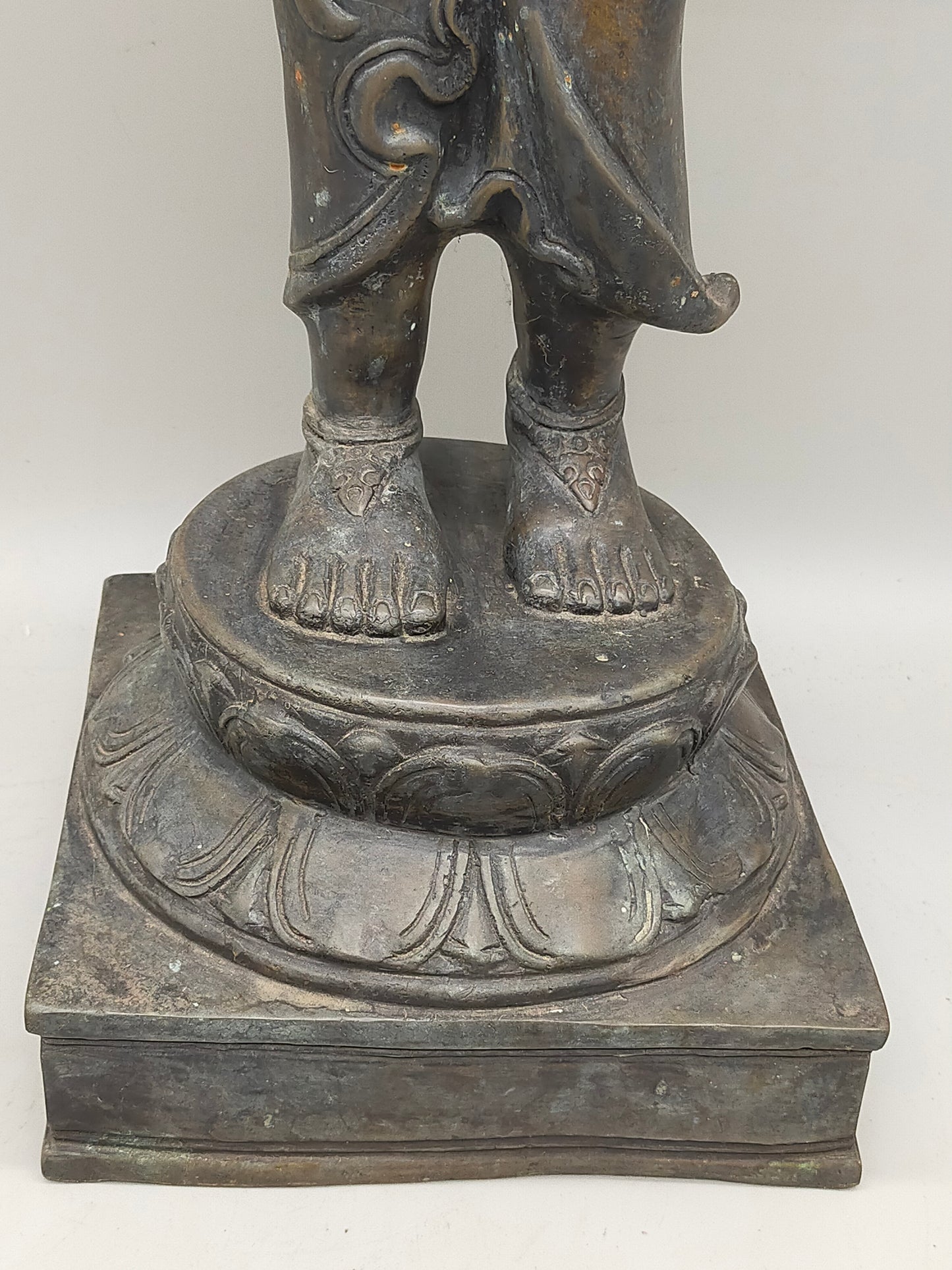 Antike Bronze Statue – Grazile Phareon Frauenfigur auf Lotossockel