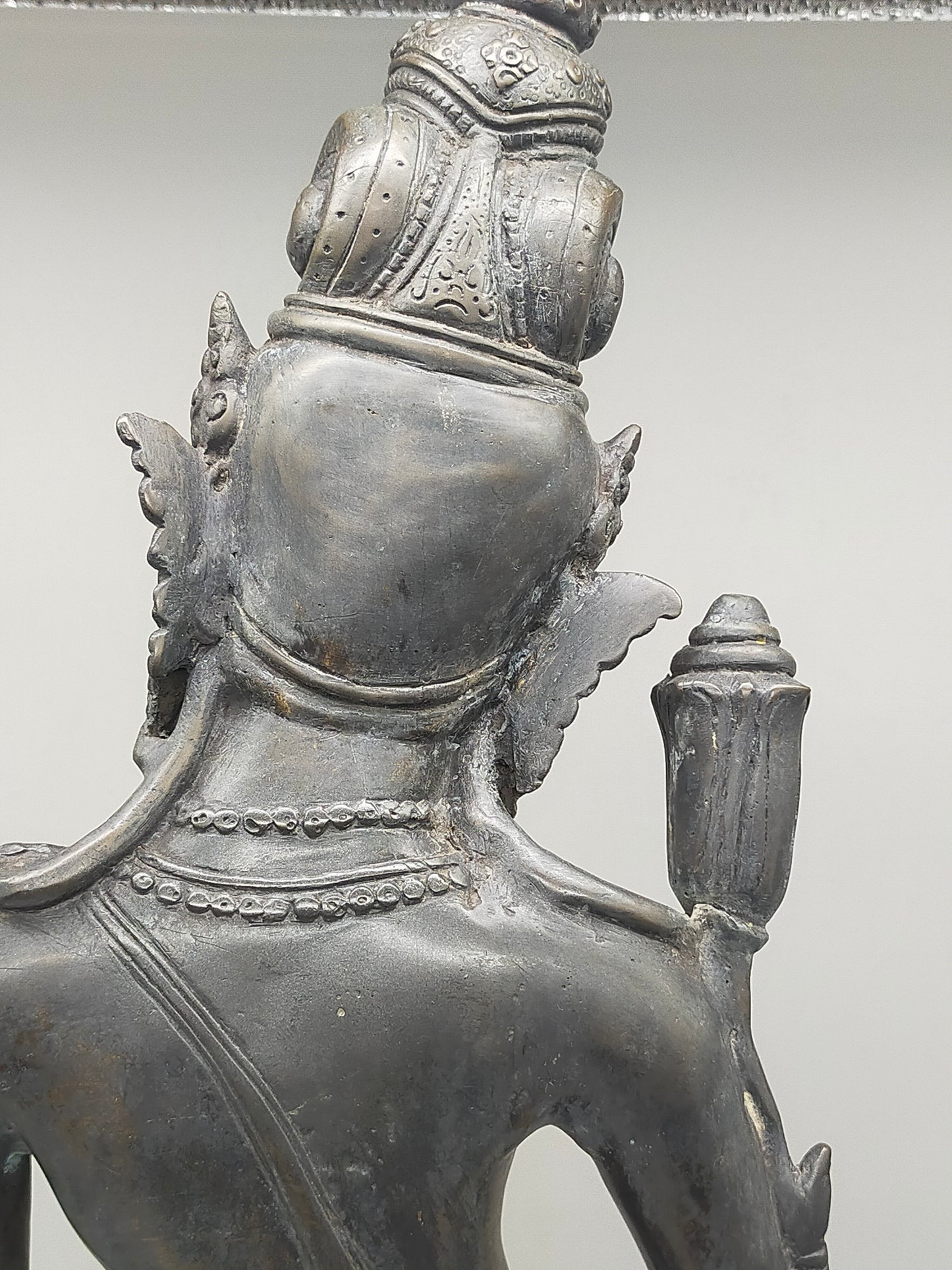 Antike Bronze Statue – Grazile Phareon Frauenfigur auf Lotossockel
