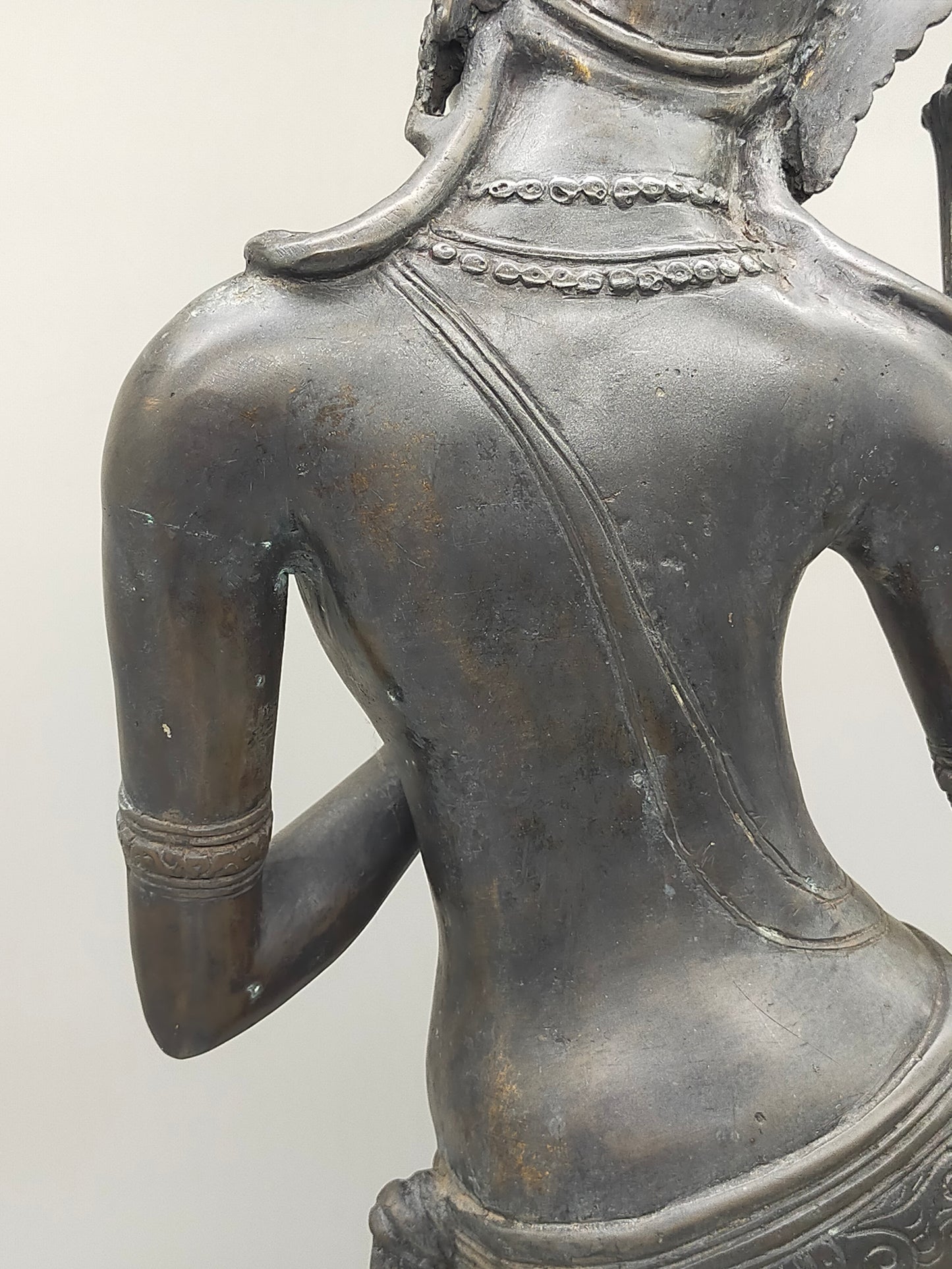 Antike Bronze Statue – Grazile Phareon Frauenfigur auf Lotossockel