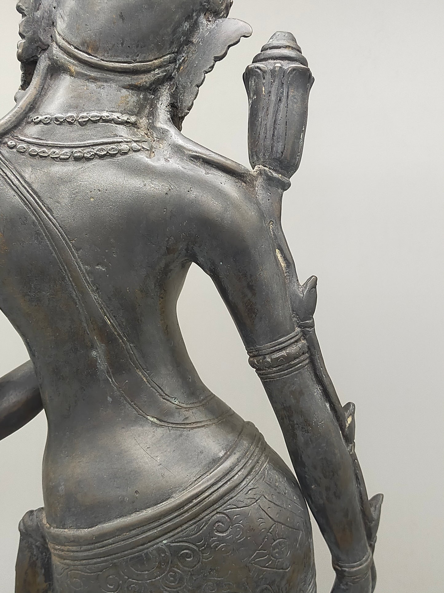 Antike Bronze Statue – Grazile Phareon Frauenfigur auf Lotossockel
