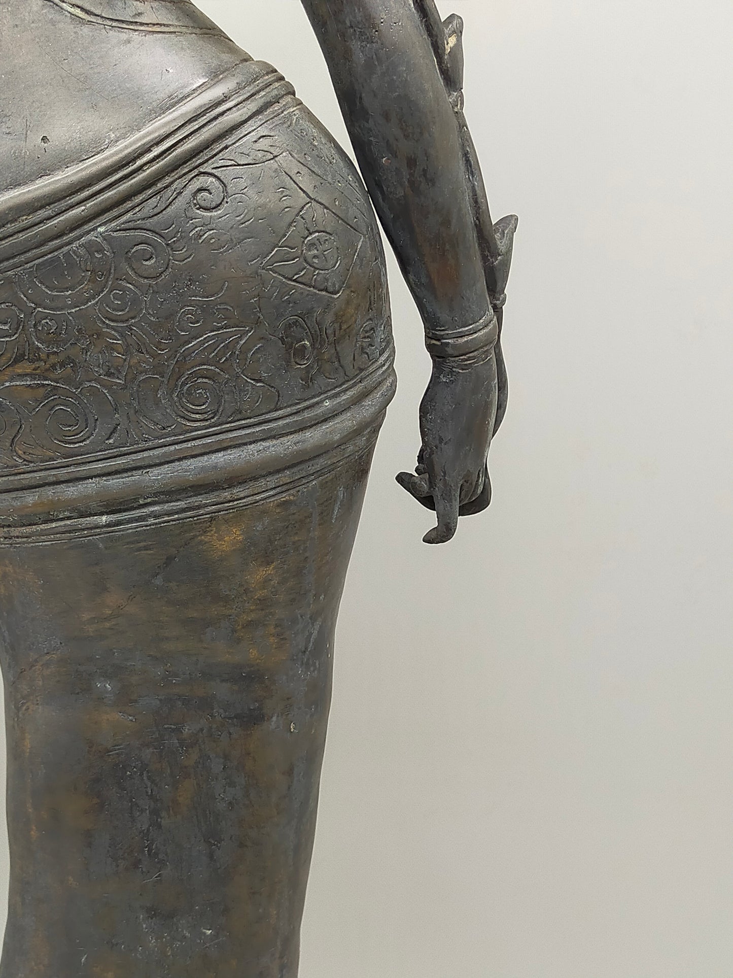Antike Bronze Statue – Grazile Phareon Frauenfigur auf Lotossockel