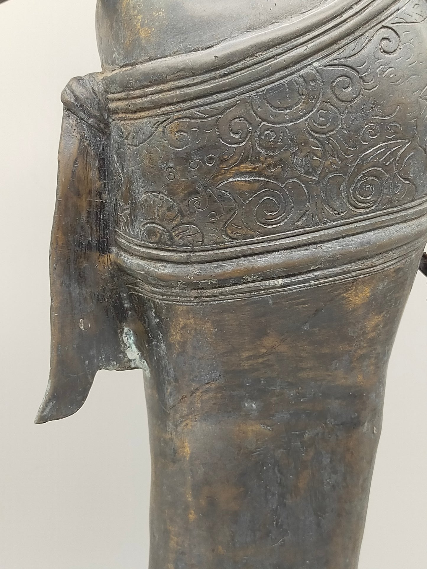 Antike Bronze Statue – Grazile Phareon Frauenfigur auf Lotossockel