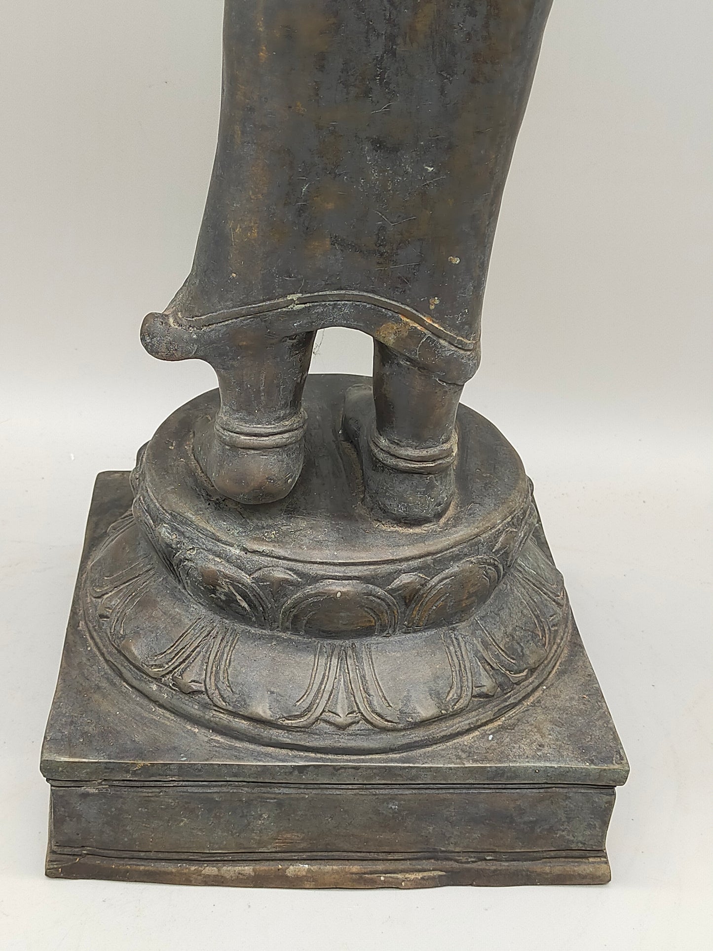 Antike Bronze Statue – Grazile Phareon Frauenfigur auf Lotossockel