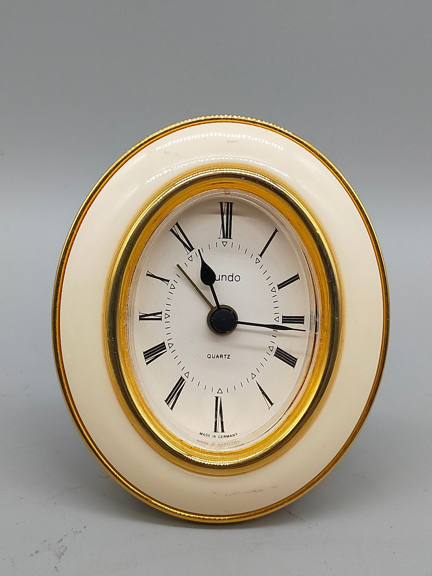 Kundo Tisch Uhr – Klassisches Design in Gold & Creme