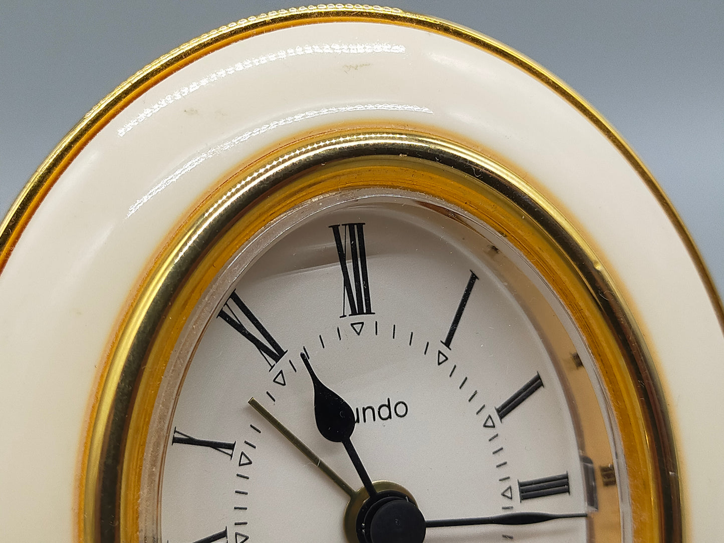 Kundo Tisch Uhr – Klassisches Design in Gold & Creme