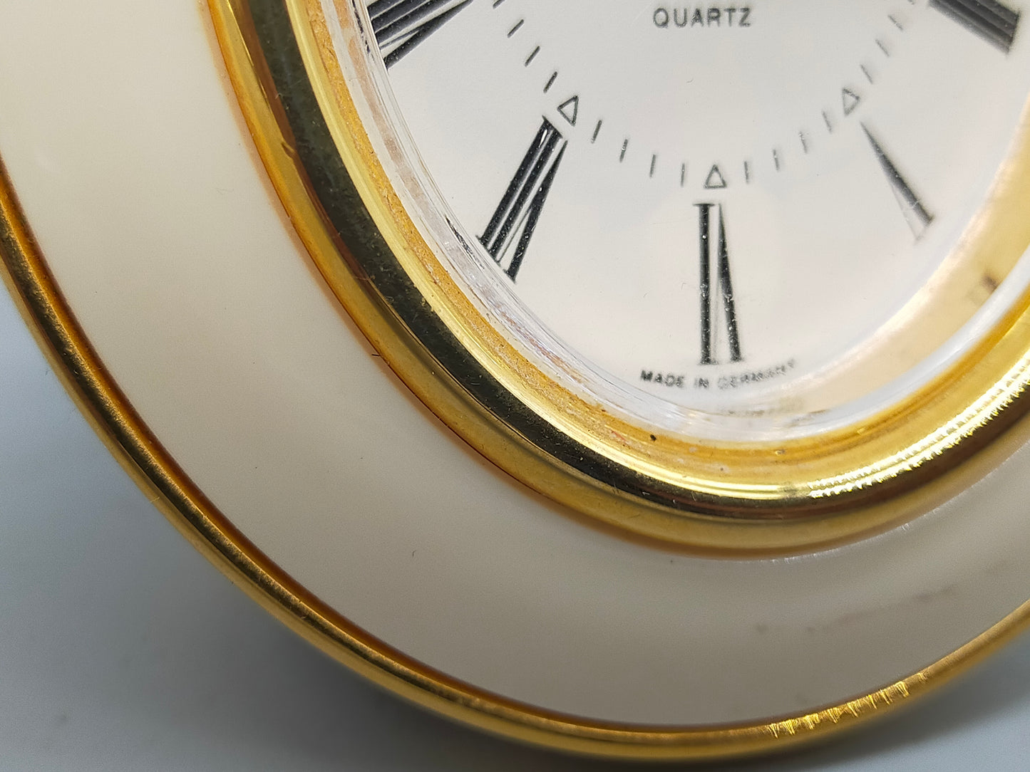 Kundo Tisch Uhr – Klassisches Design in Gold & Creme