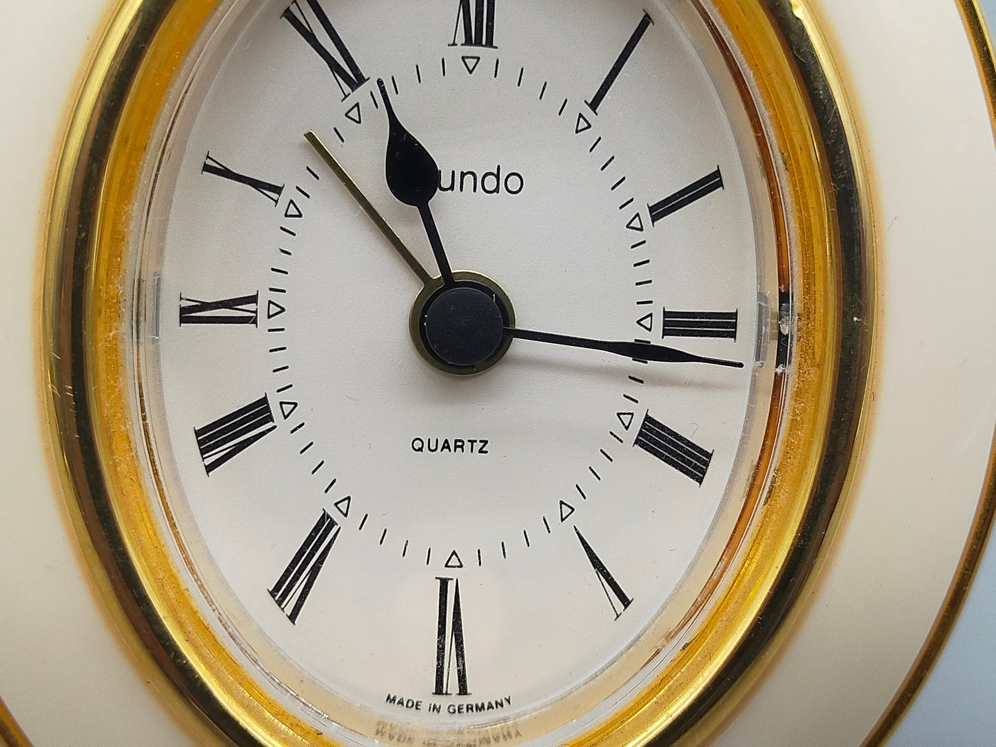 Kundo Tisch Uhr – Klassisches Design in Gold & Creme