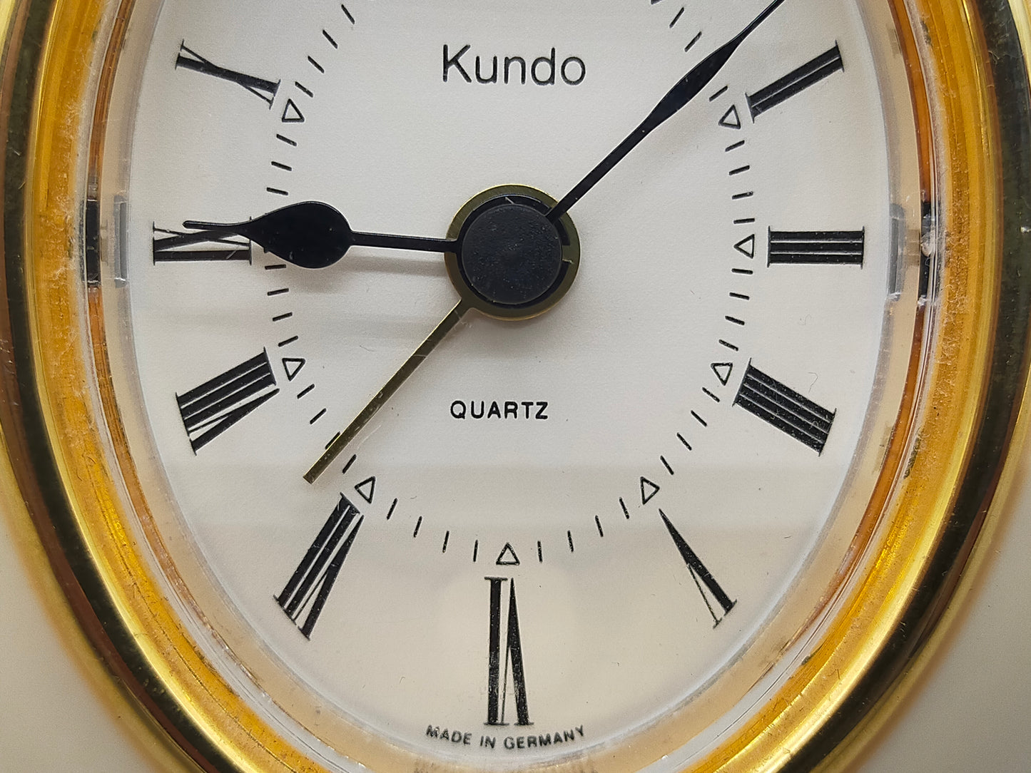 Kundo Tisch Uhr – Klassisches Design in Gold & Creme