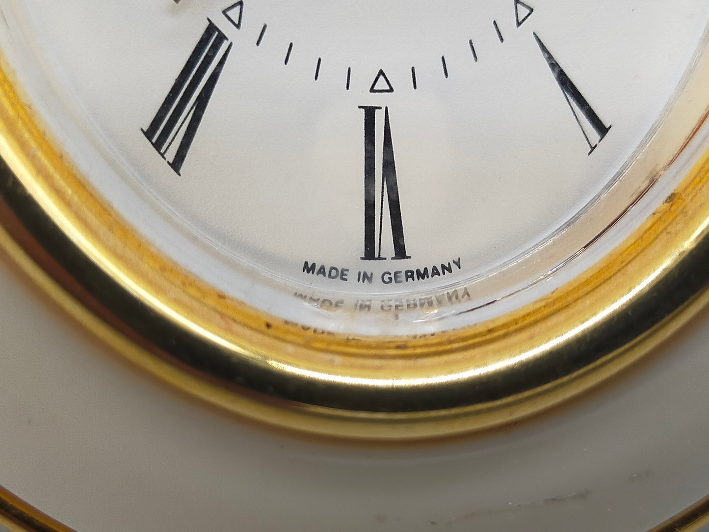 Kundo Tisch Uhr – Klassisches Design in Gold & Creme