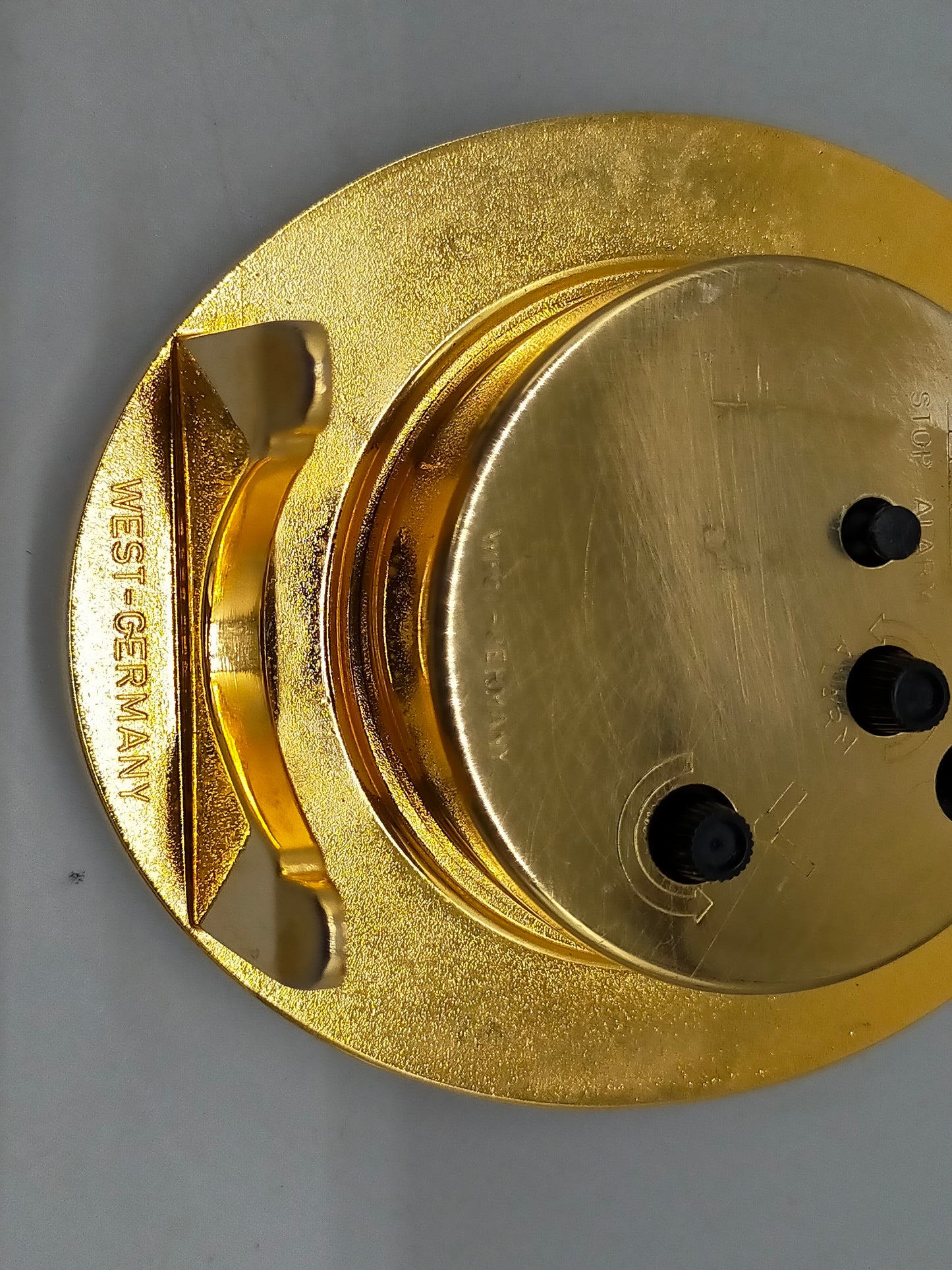 Kundo Tisch Uhr – Klassisches Design in Gold & Creme