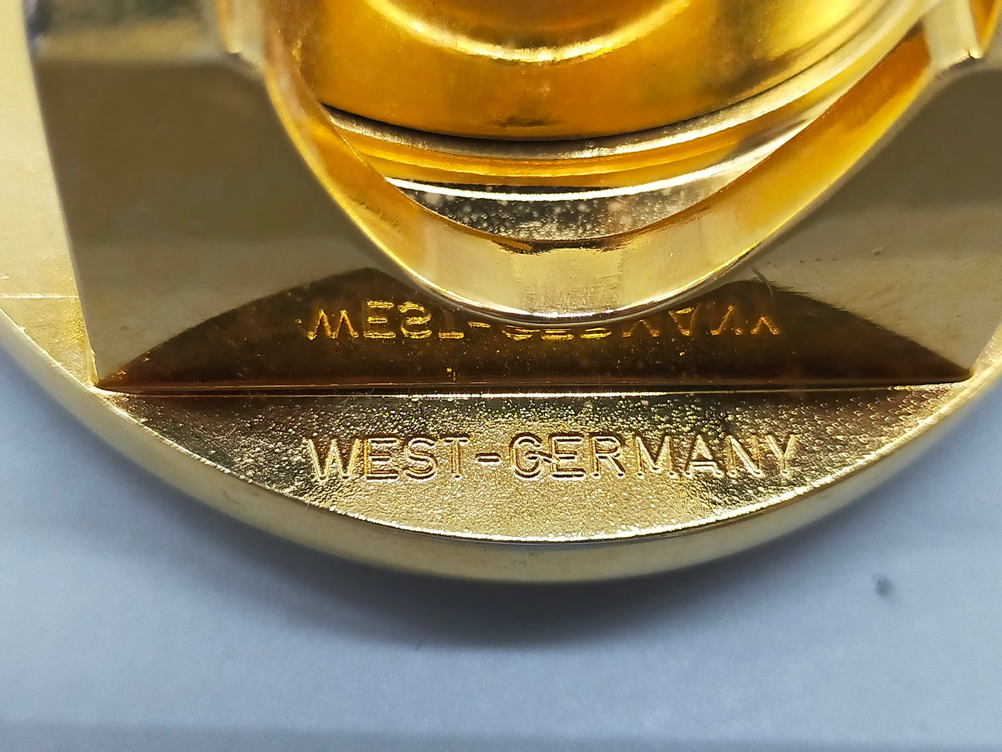 Kundo Tisch Uhr – Klassisches Design in Gold & Creme