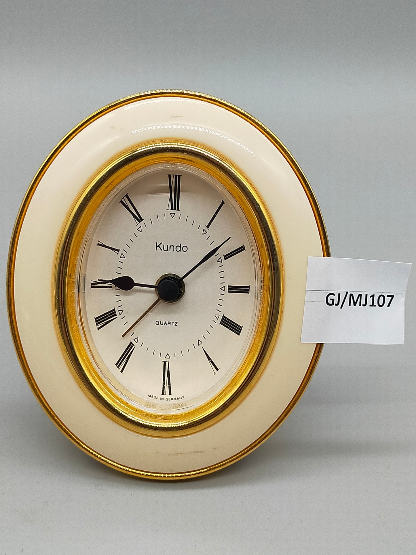 Kundo Tisch Uhr – Klassisches Design in Gold & Creme