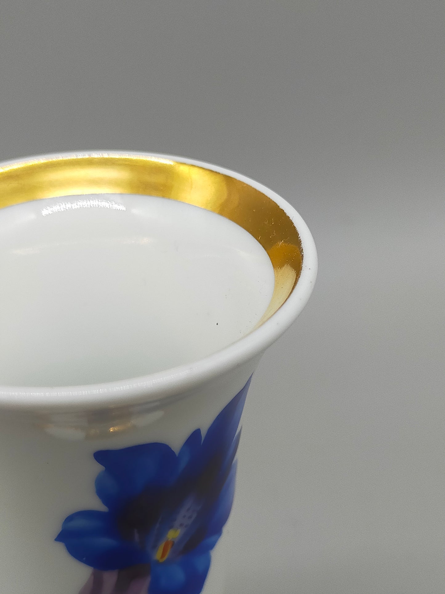 Edle Schoenau Porzellan Vase – Handbemalt mit Enzian & Goldstaffage
