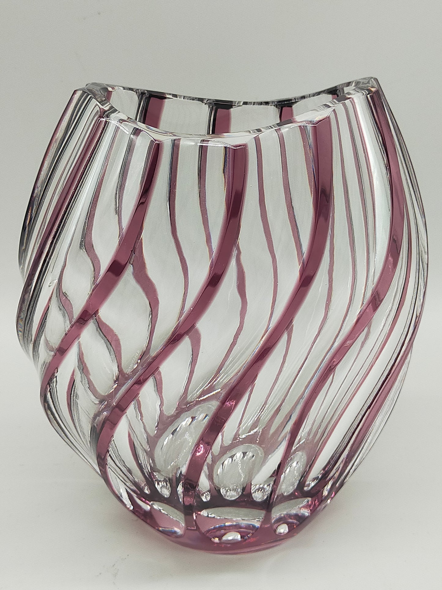 Titel Kunstvolle Glasvase in Amethyst-Optik – Modernes Design mit Wellenmuster