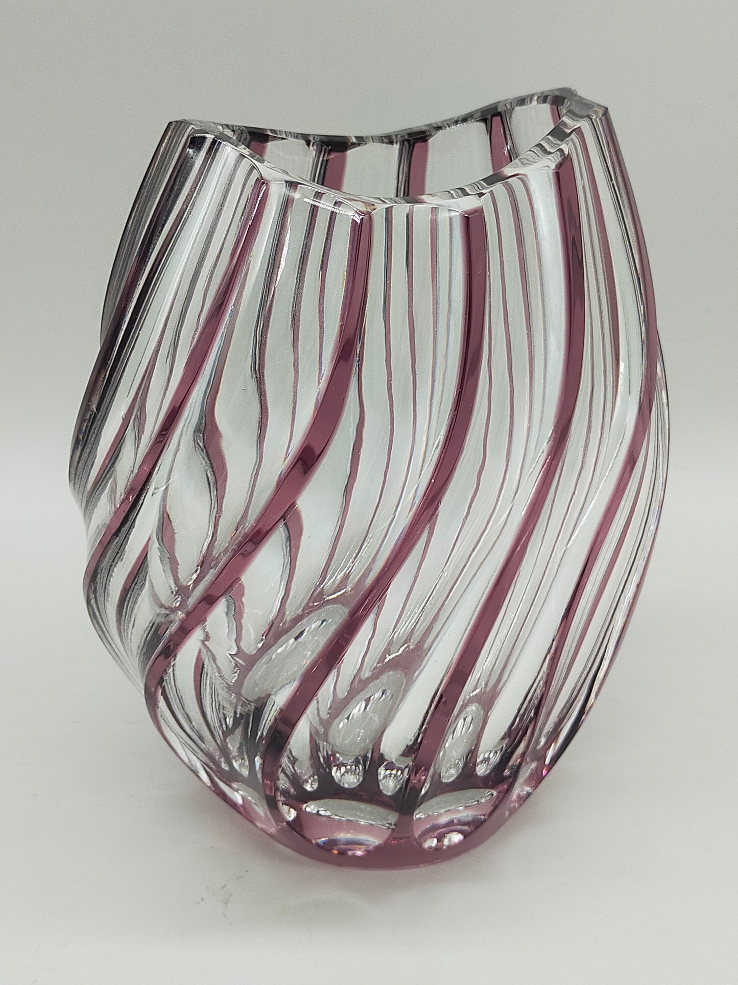Titel Kunstvolle Glasvase in Amethyst-Optik – Modernes Design mit Wellenmuster