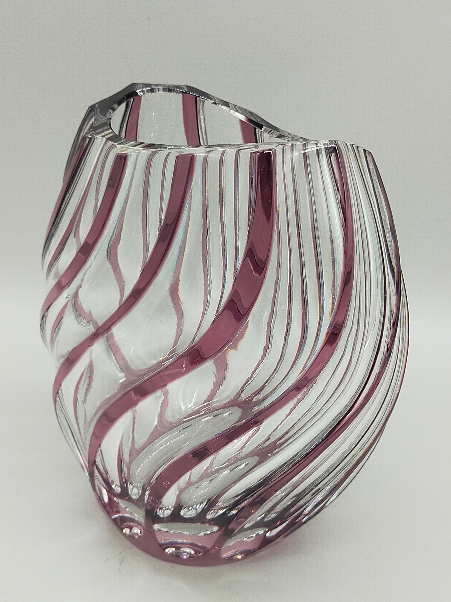 Titel Kunstvolle Glasvase in Amethyst-Optik – Modernes Design mit Wellenmuster