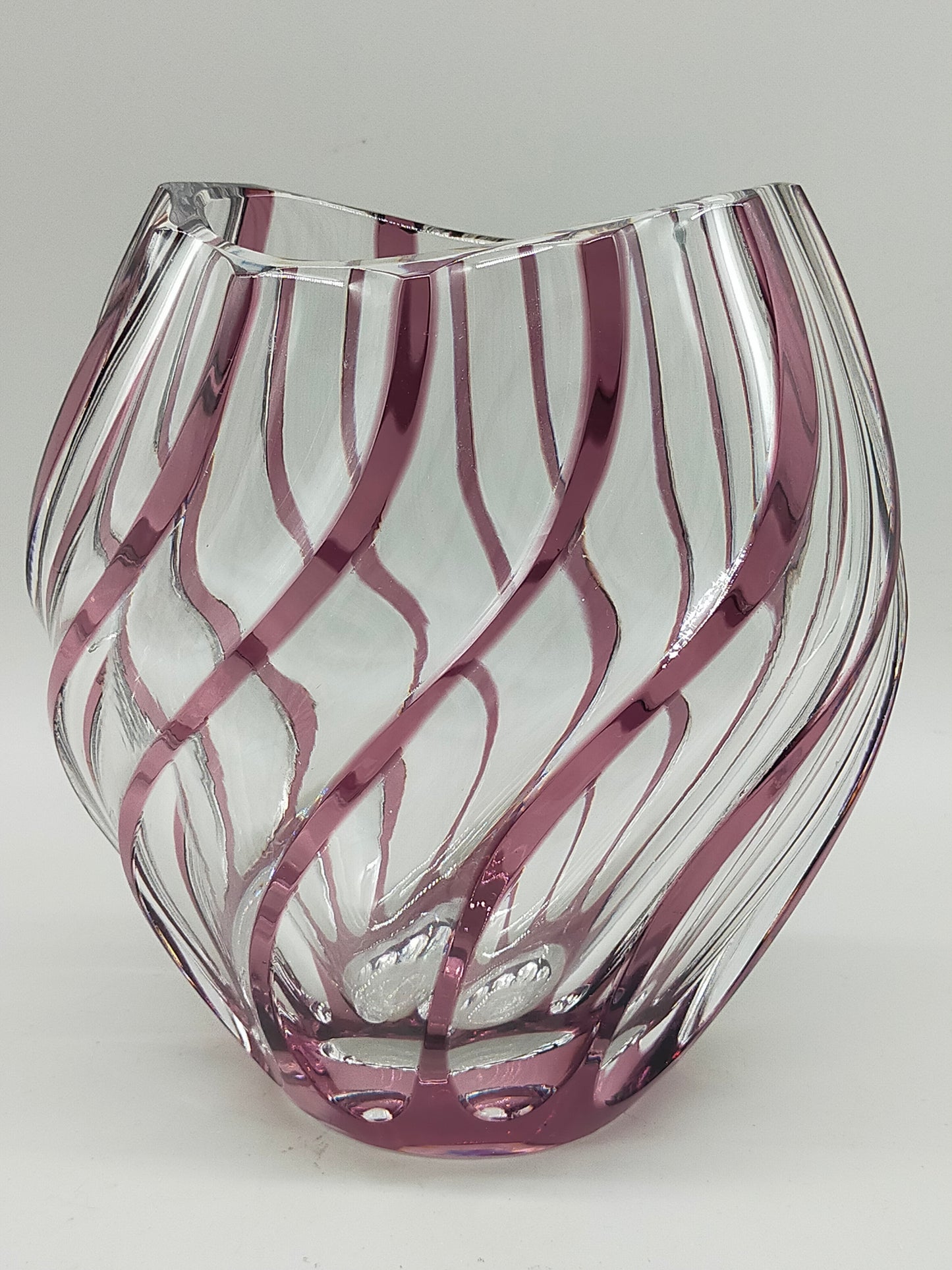 Titel Kunstvolle Glasvase in Amethyst-Optik – Modernes Design mit Wellenmuster