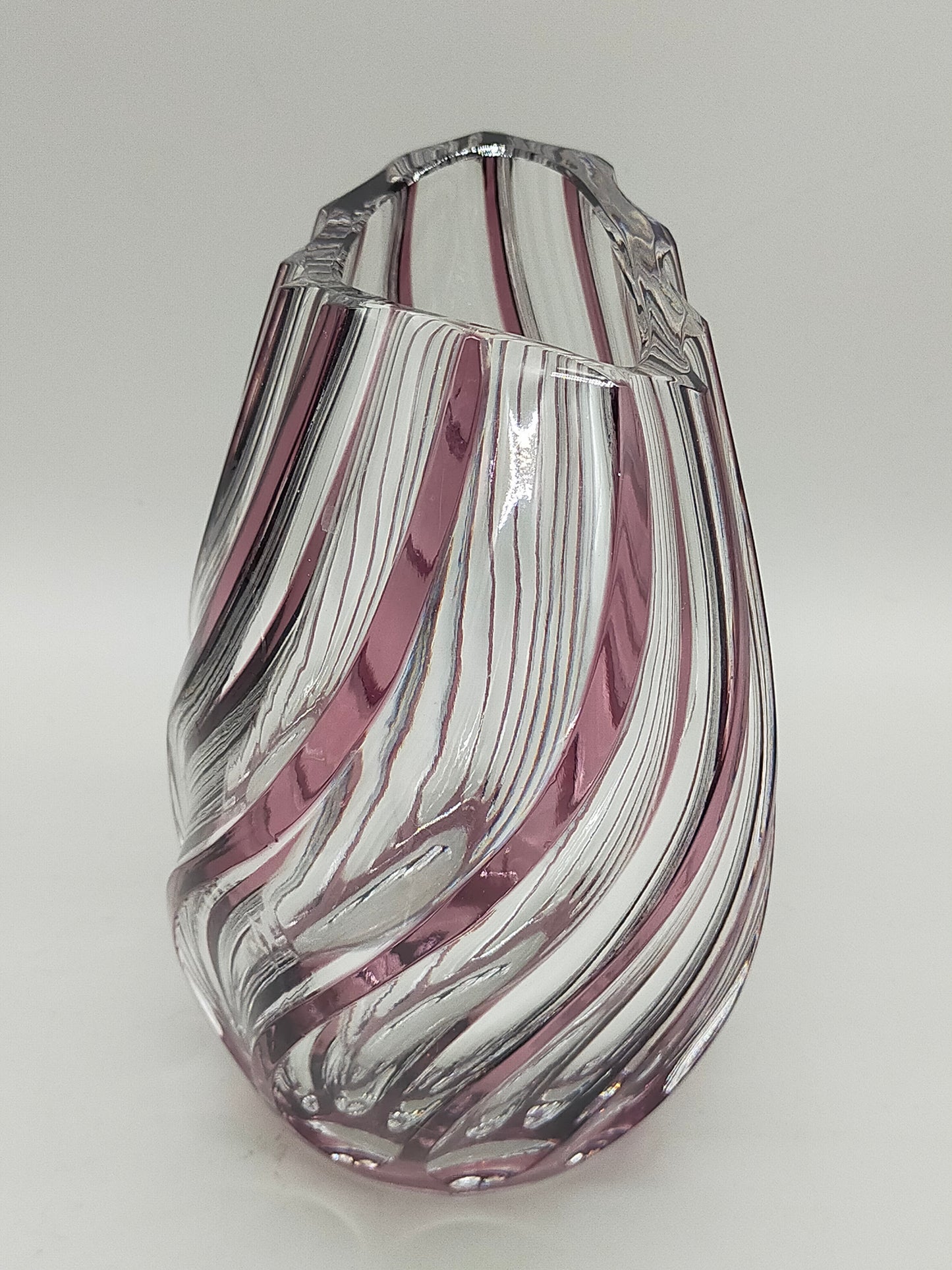 Titel Kunstvolle Glasvase in Amethyst-Optik – Modernes Design mit Wellenmuster