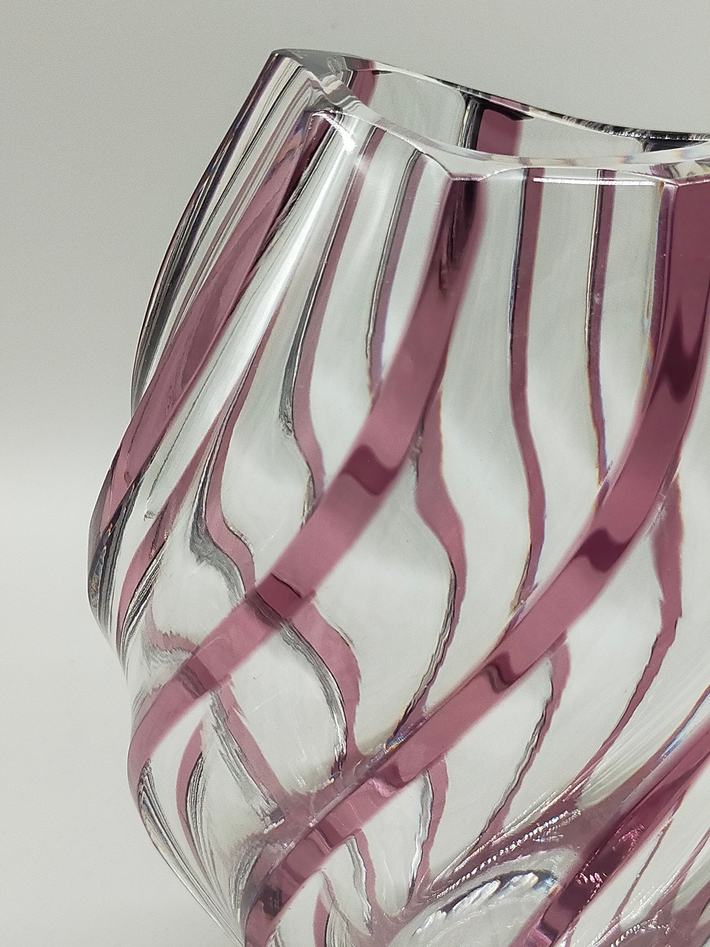 Titel Kunstvolle Glasvase in Amethyst-Optik – Modernes Design mit Wellenmuster