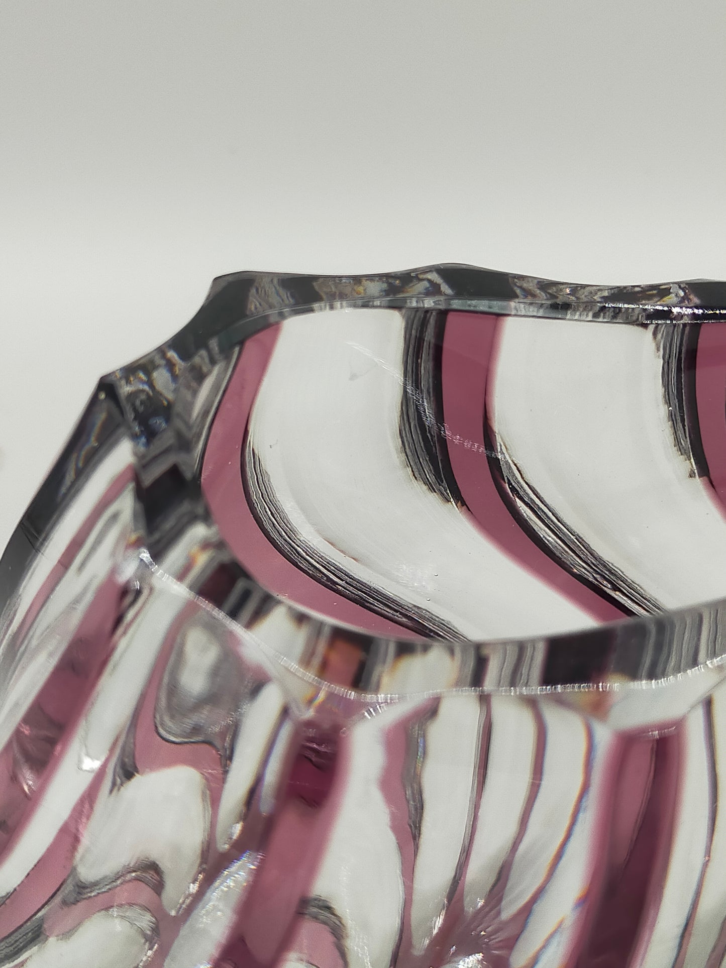 Titel Kunstvolle Glasvase in Amethyst-Optik – Modernes Design mit Wellenmuster