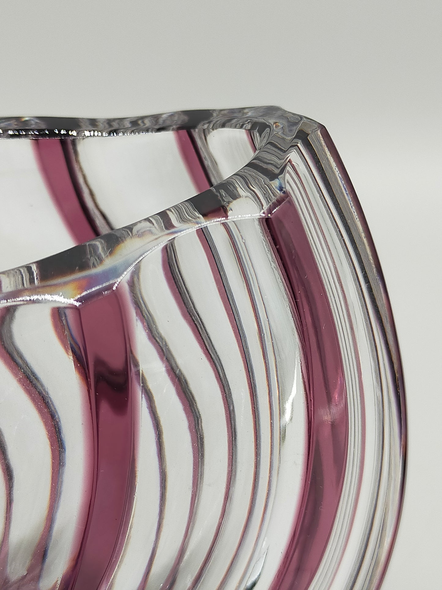 Titel Kunstvolle Glasvase in Amethyst-Optik – Modernes Design mit Wellenmuster
