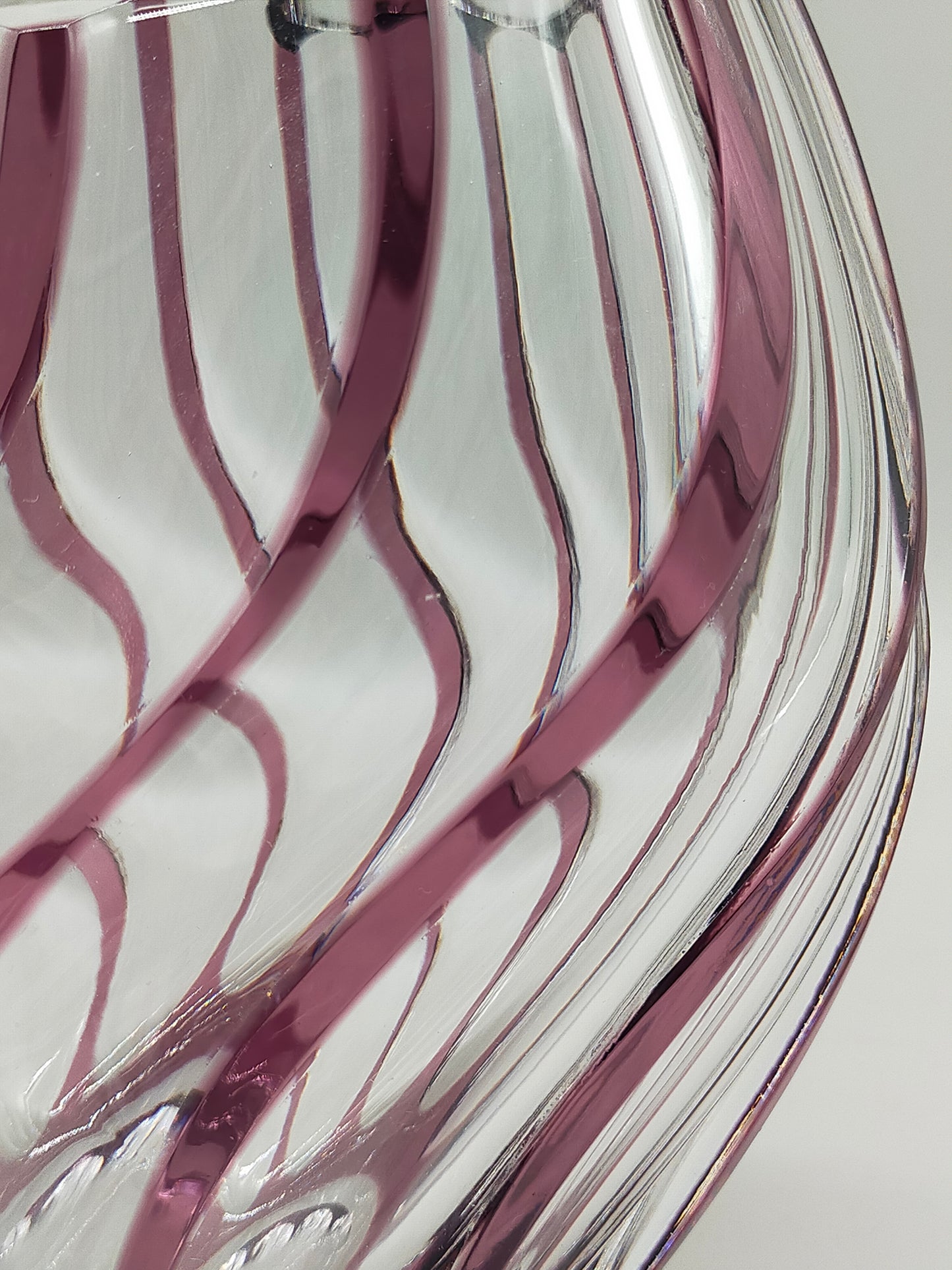 Titel Kunstvolle Glasvase in Amethyst-Optik – Modernes Design mit Wellenmuster