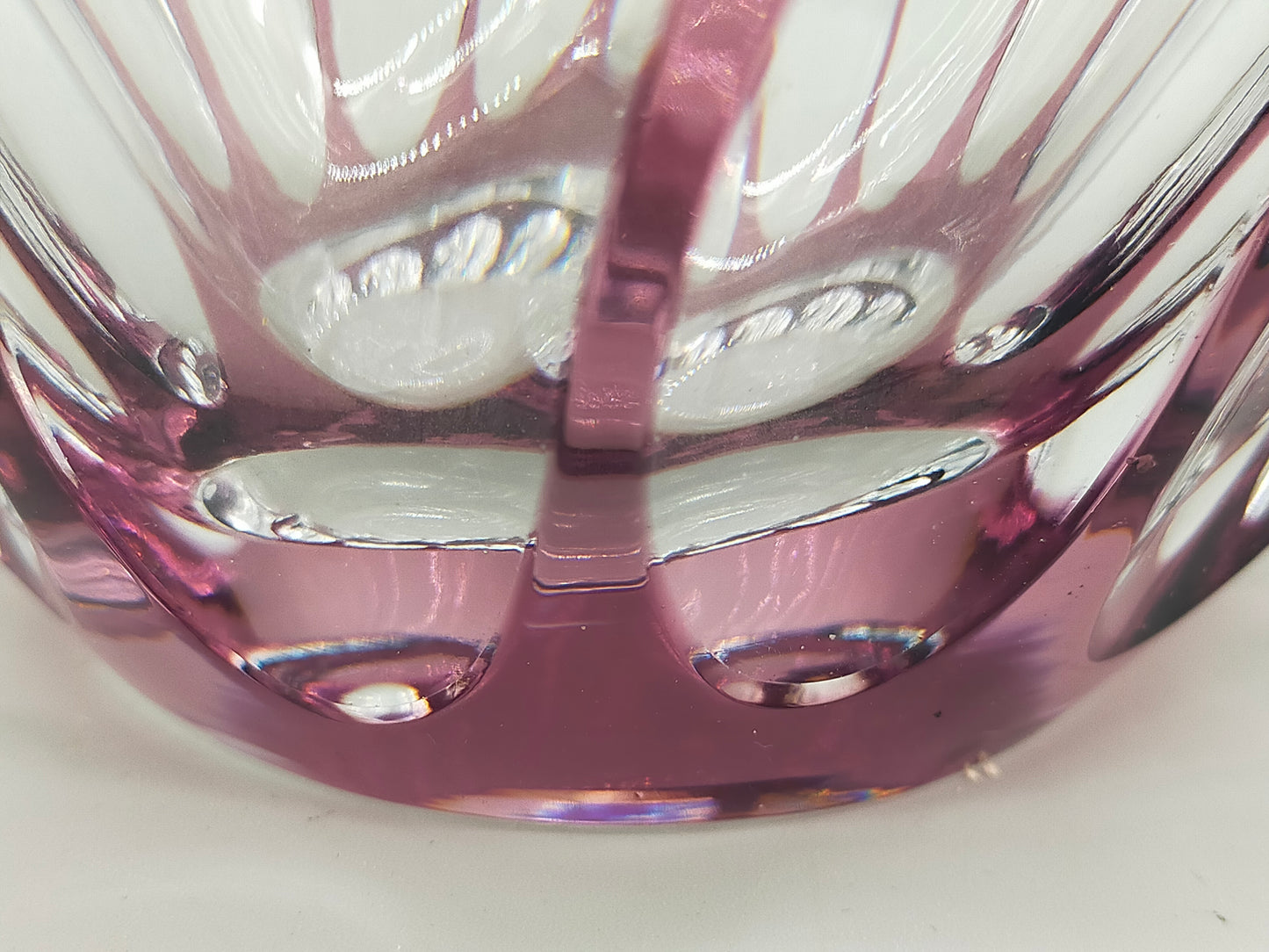 Titel Kunstvolle Glasvase in Amethyst-Optik – Modernes Design mit Wellenmuster