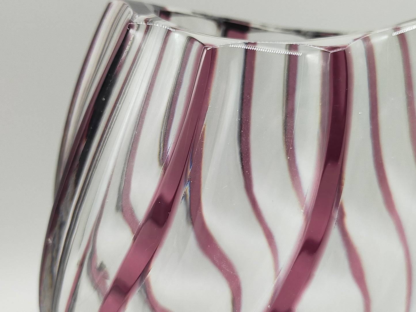 Titel Kunstvolle Glasvase in Amethyst-Optik – Modernes Design mit Wellenmuster