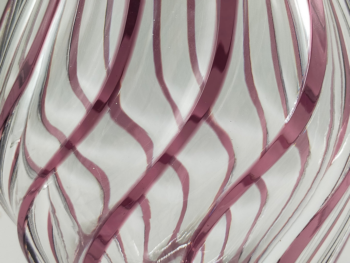 Titel Kunstvolle Glasvase in Amethyst-Optik – Modernes Design mit Wellenmuster