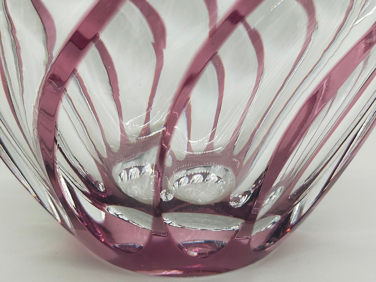 Titel Kunstvolle Glasvase in Amethyst-Optik – Modernes Design mit Wellenmuster