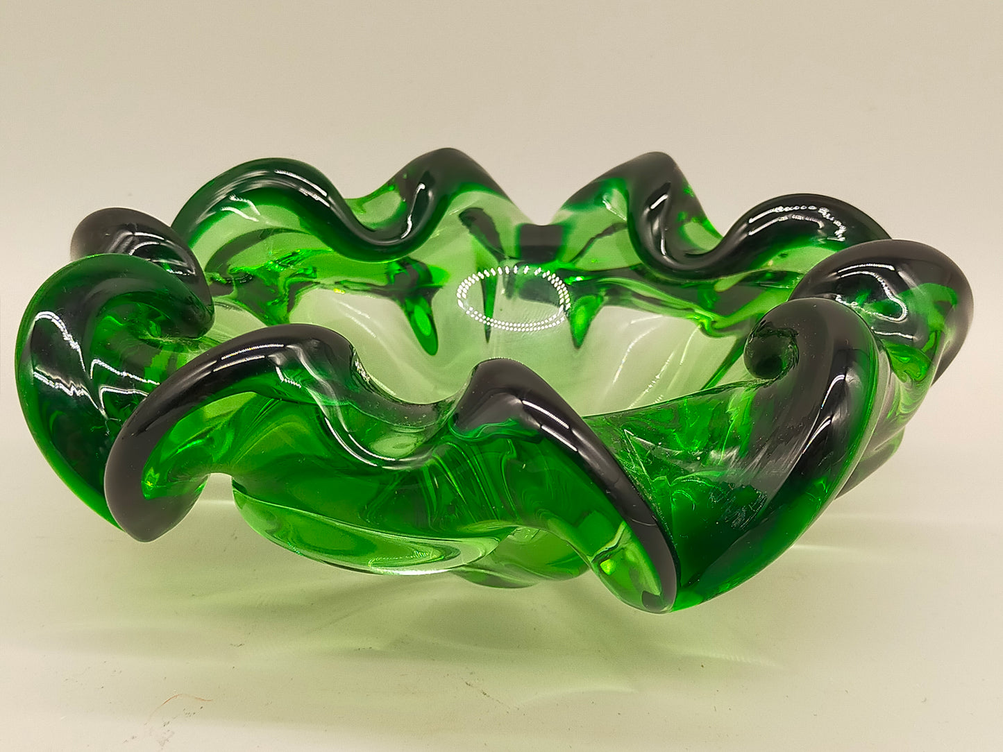 Exklusive Murano Glas Schale – Grünes Vintage Design mit Wellenrand