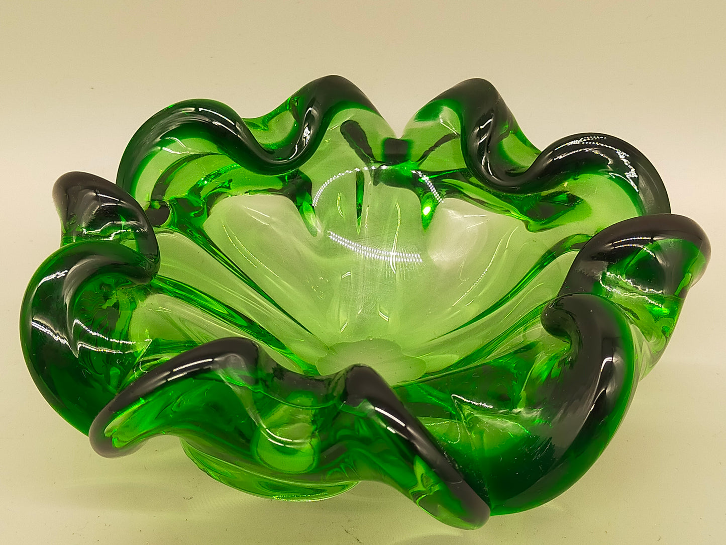 Exklusive Murano Glas Schale – Grünes Vintage Design mit Wellenrand