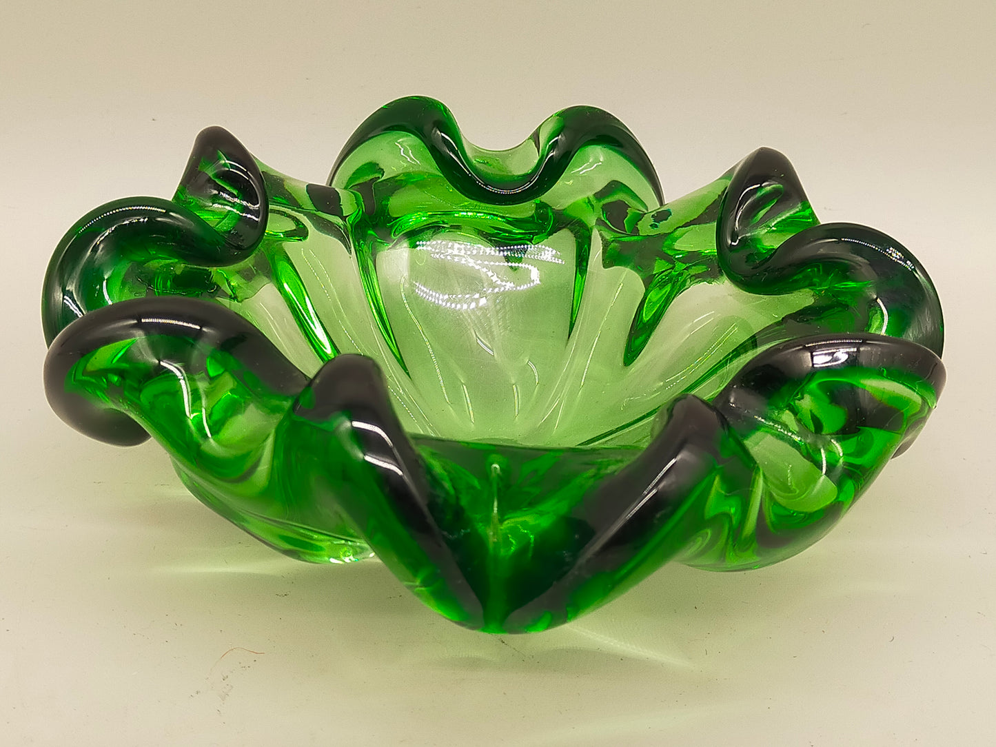 Exklusive Murano Glas Schale – Grünes Vintage Design mit Wellenrand