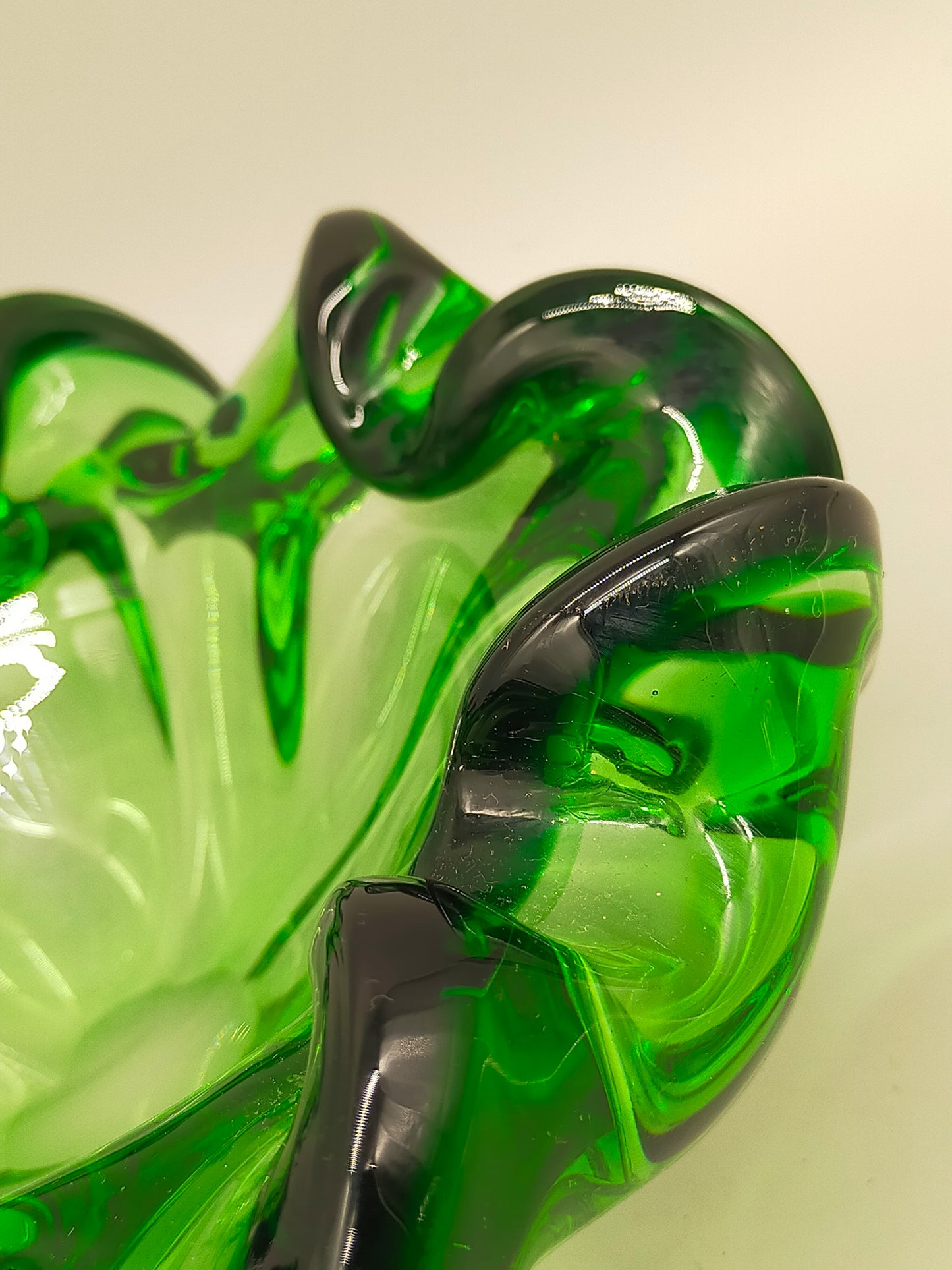 Exklusive Murano Glas Schale – Grünes Vintage Design mit Wellenrand