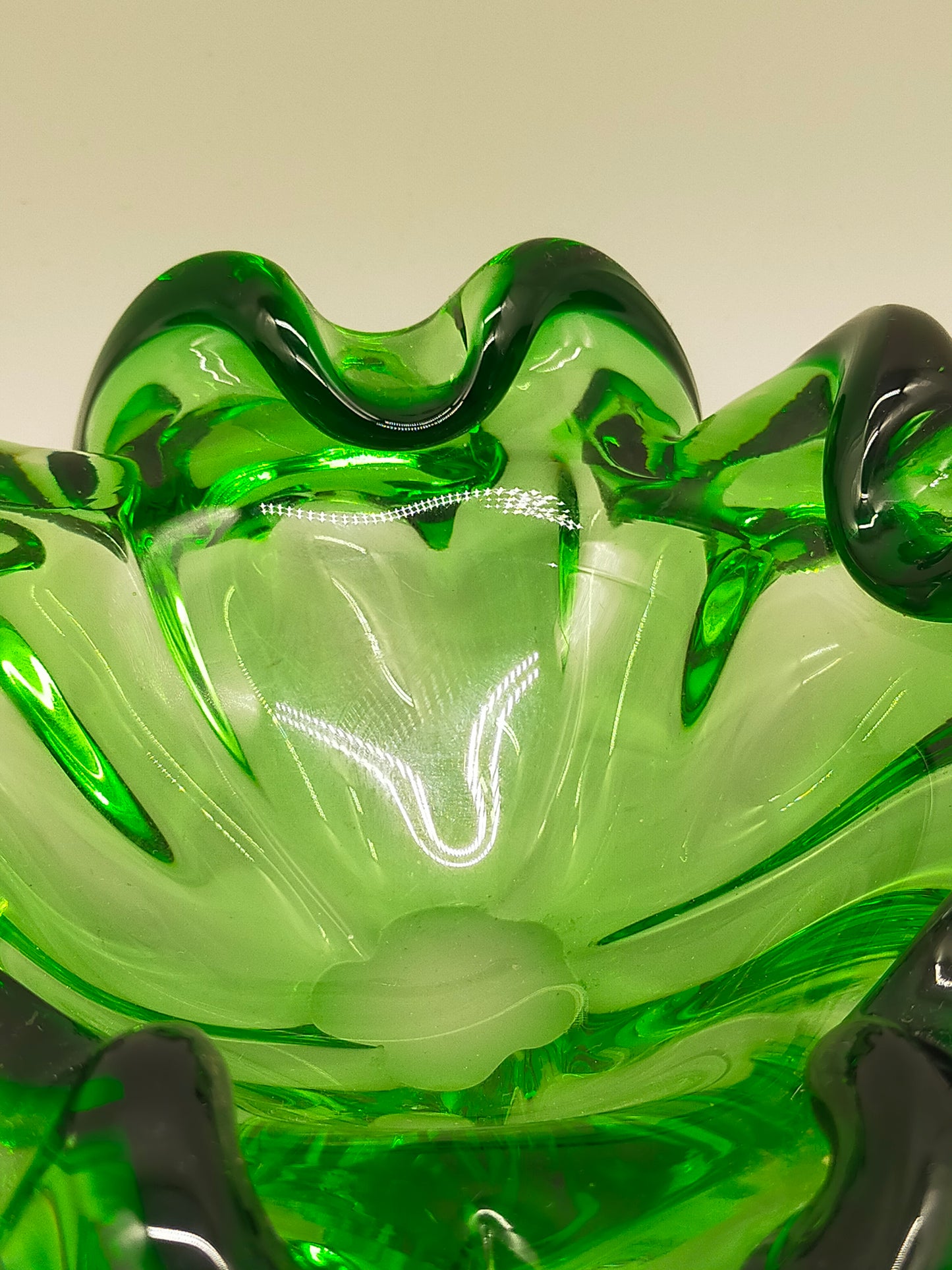 Exklusive Murano Glas Schale – Grünes Vintage Design mit Wellenrand