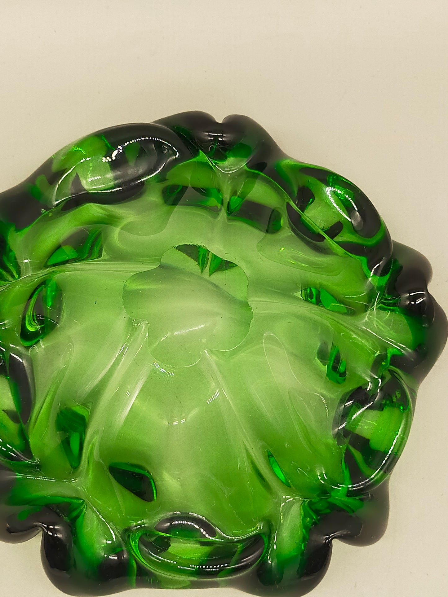 Exklusive Murano Glas Schale – Grünes Vintage Design mit Wellenrand