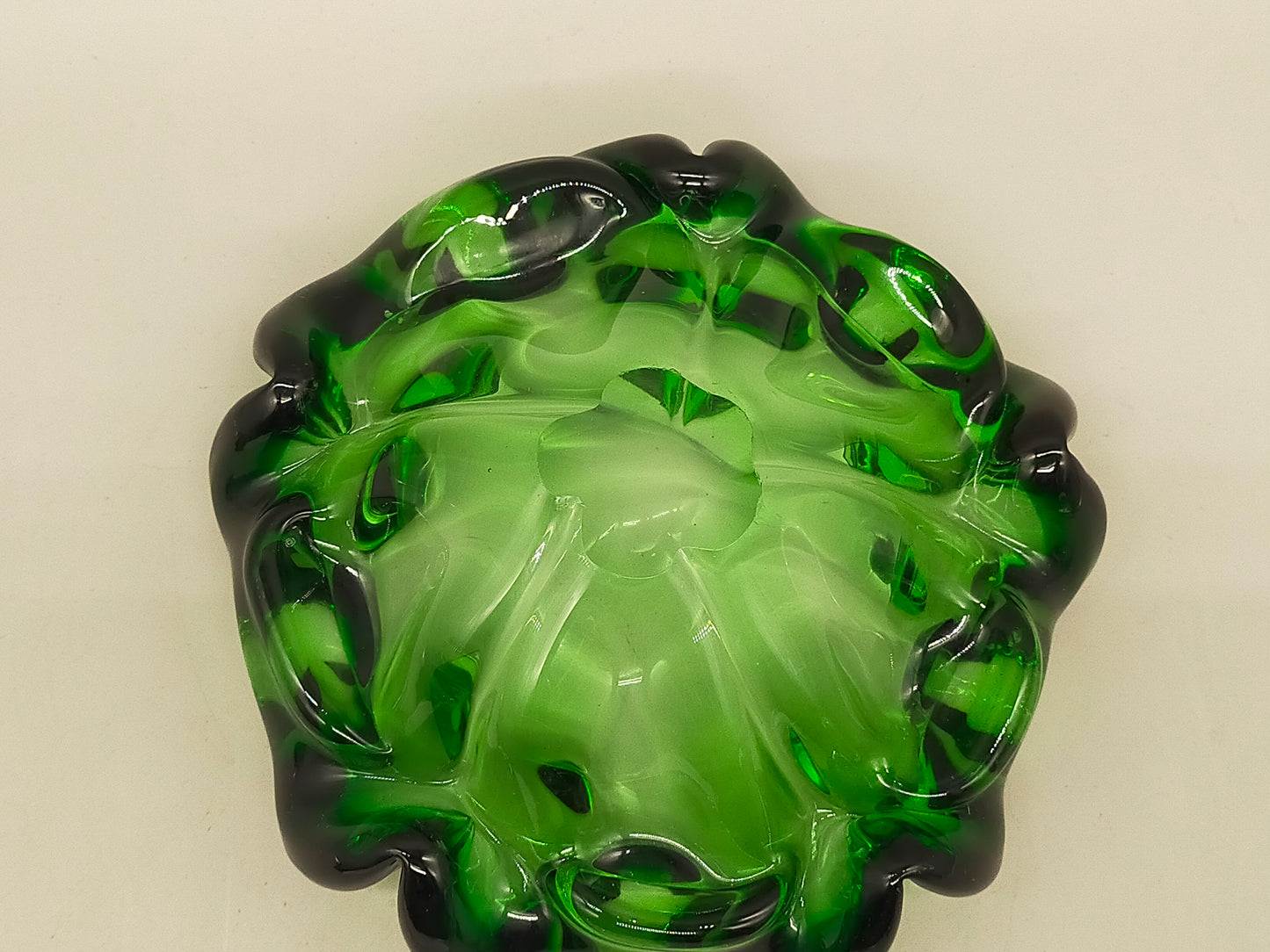 Exklusive Murano Glas Schale – Grünes Vintage Design mit Wellenrand