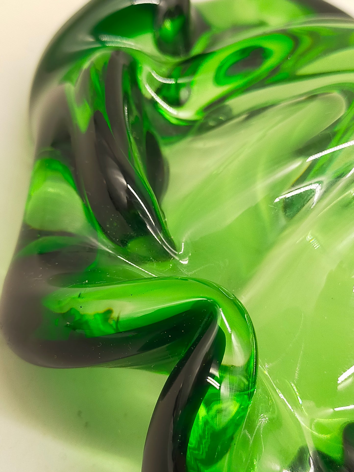Exklusive Murano Glas Schale – Grünes Vintage Design mit Wellenrand