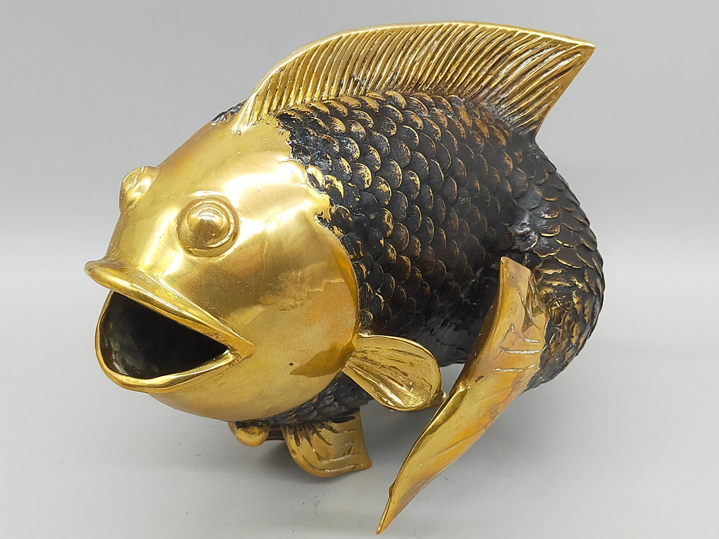 Antike Messing Fisch Skulptur – Kunstvolle Dekoration im Vintage Stil