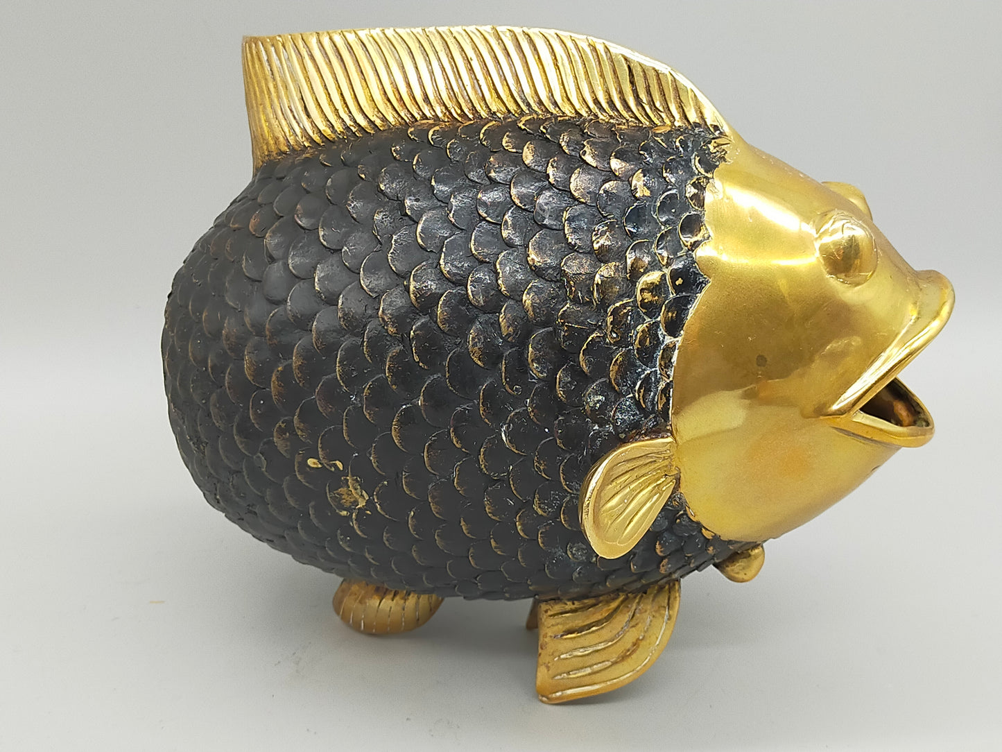 Antike Messing Fisch Skulptur – Kunstvolle Dekoration im Vintage Stil
