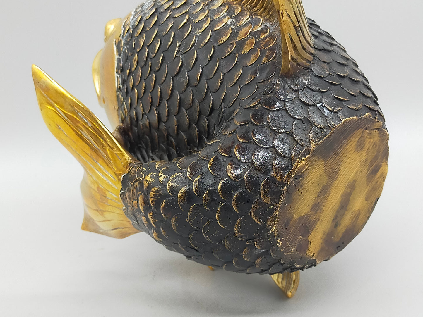 Antike Messing Fisch Skulptur – Kunstvolle Dekoration im Vintage Stil