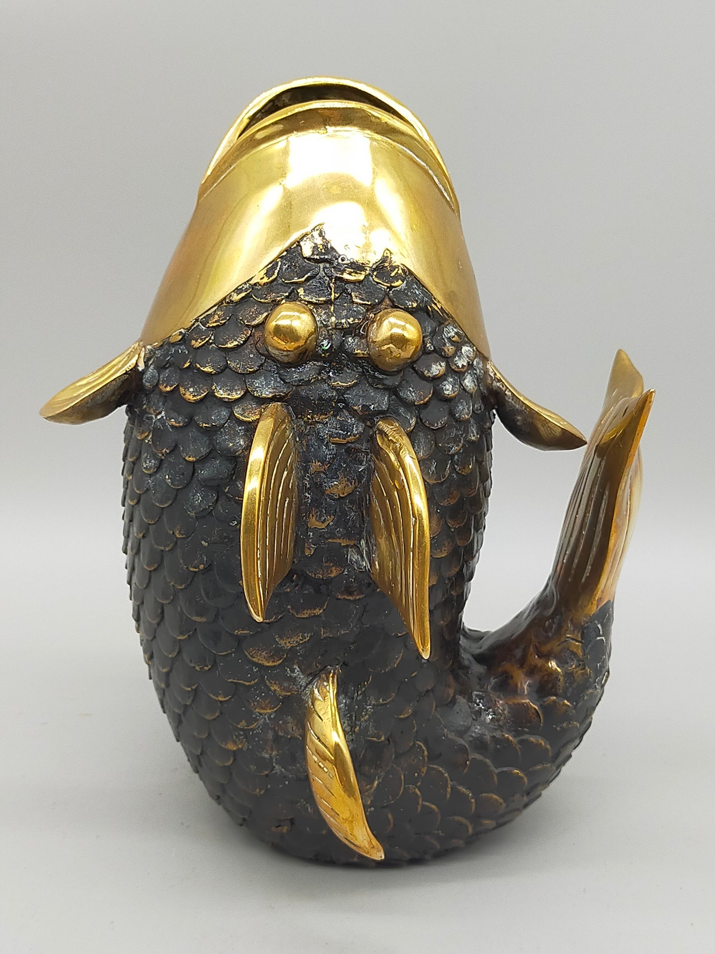 Antike Messing Fisch Skulptur – Kunstvolle Dekoration im Vintage Stil