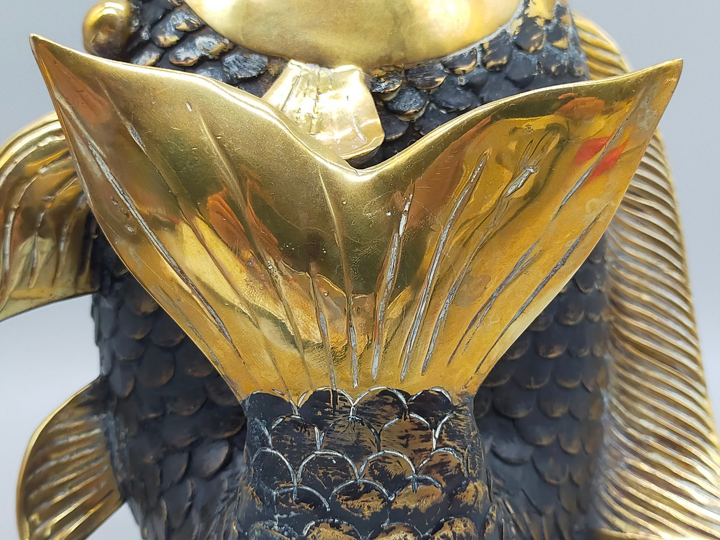 Antike Messing Fisch Skulptur – Kunstvolle Dekoration im Vintage Stil