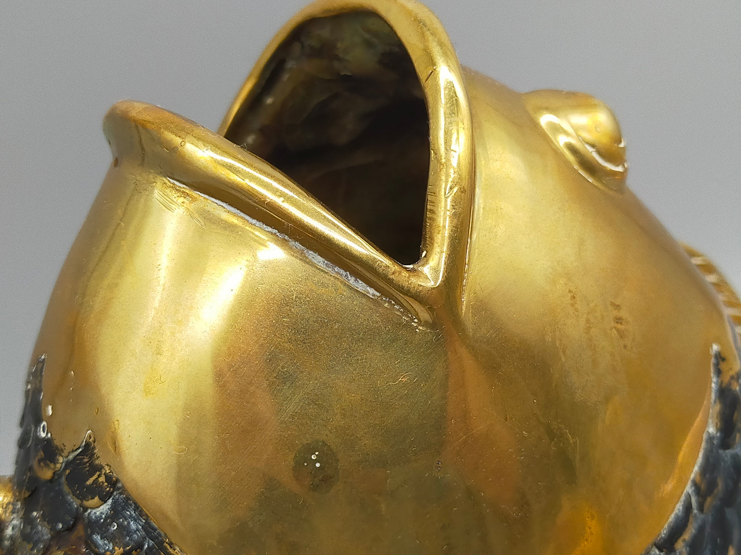 Antike Messing Fisch Skulptur – Kunstvolle Dekoration im Vintage Stil