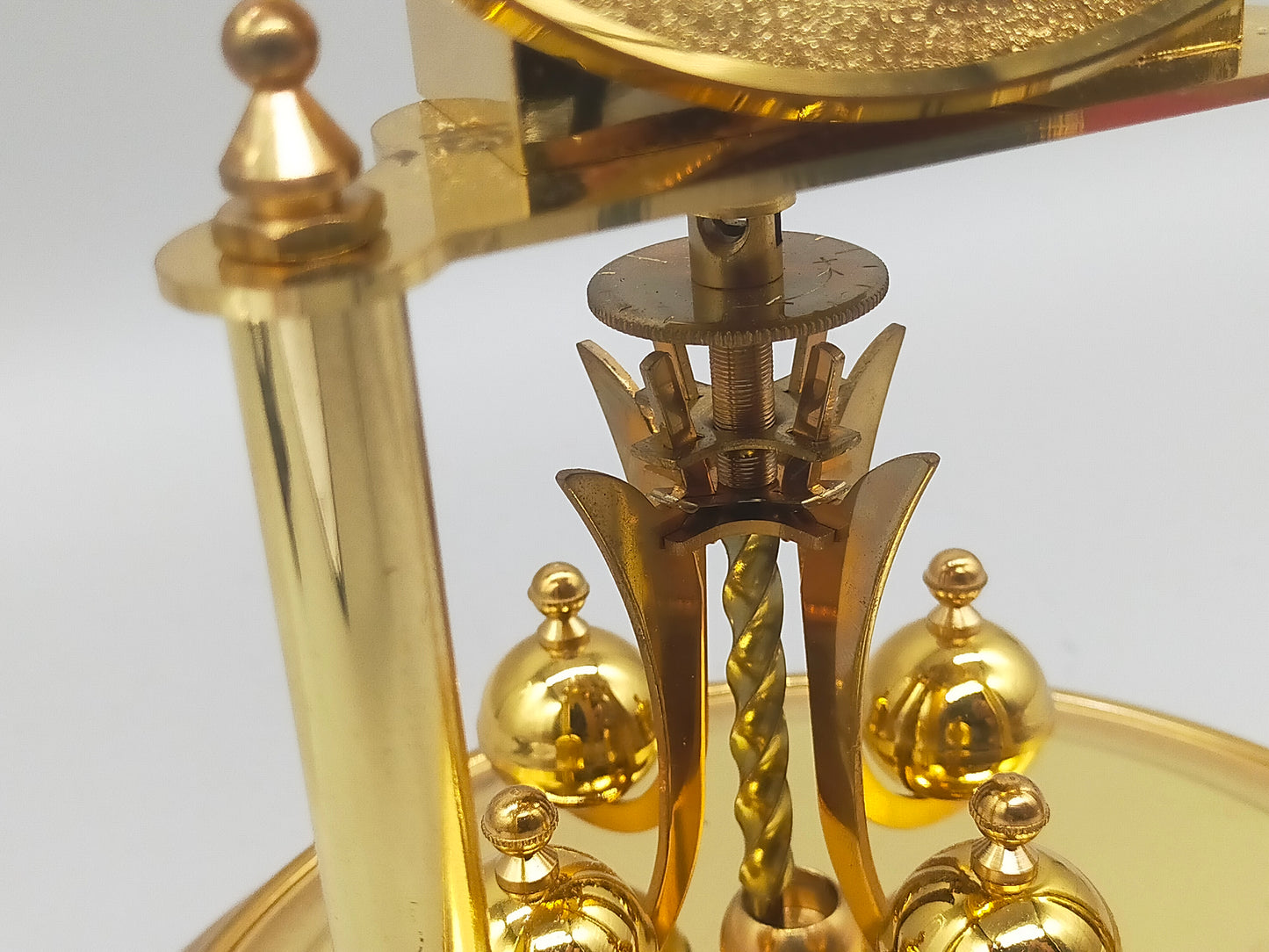 Edle Dugena Drehpendeluhr – Goldfarbenes Vintage Design unter Glaskuppel