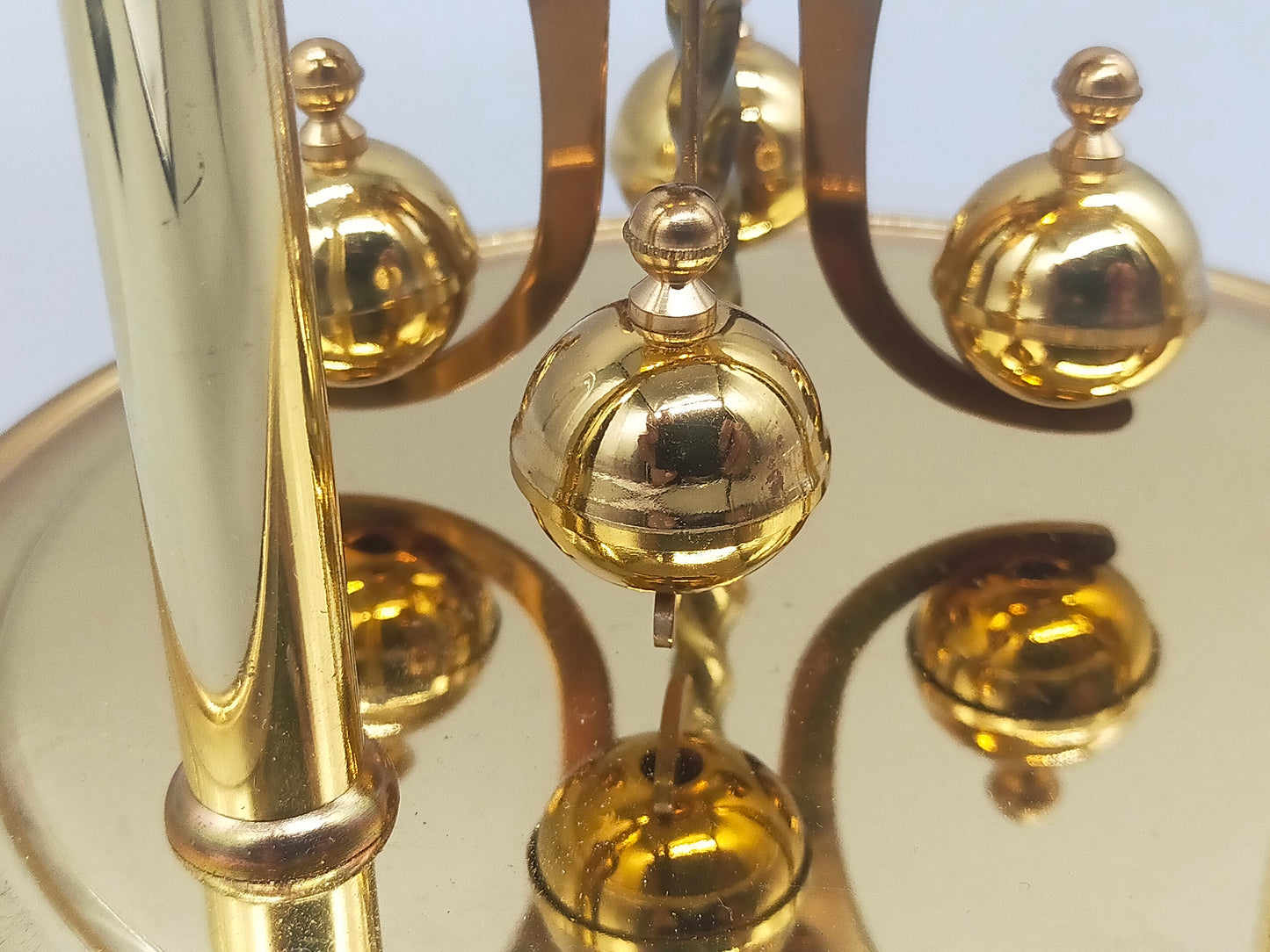 Edle Dugena Drehpendeluhr – Goldfarbenes Vintage Design unter Glaskuppel