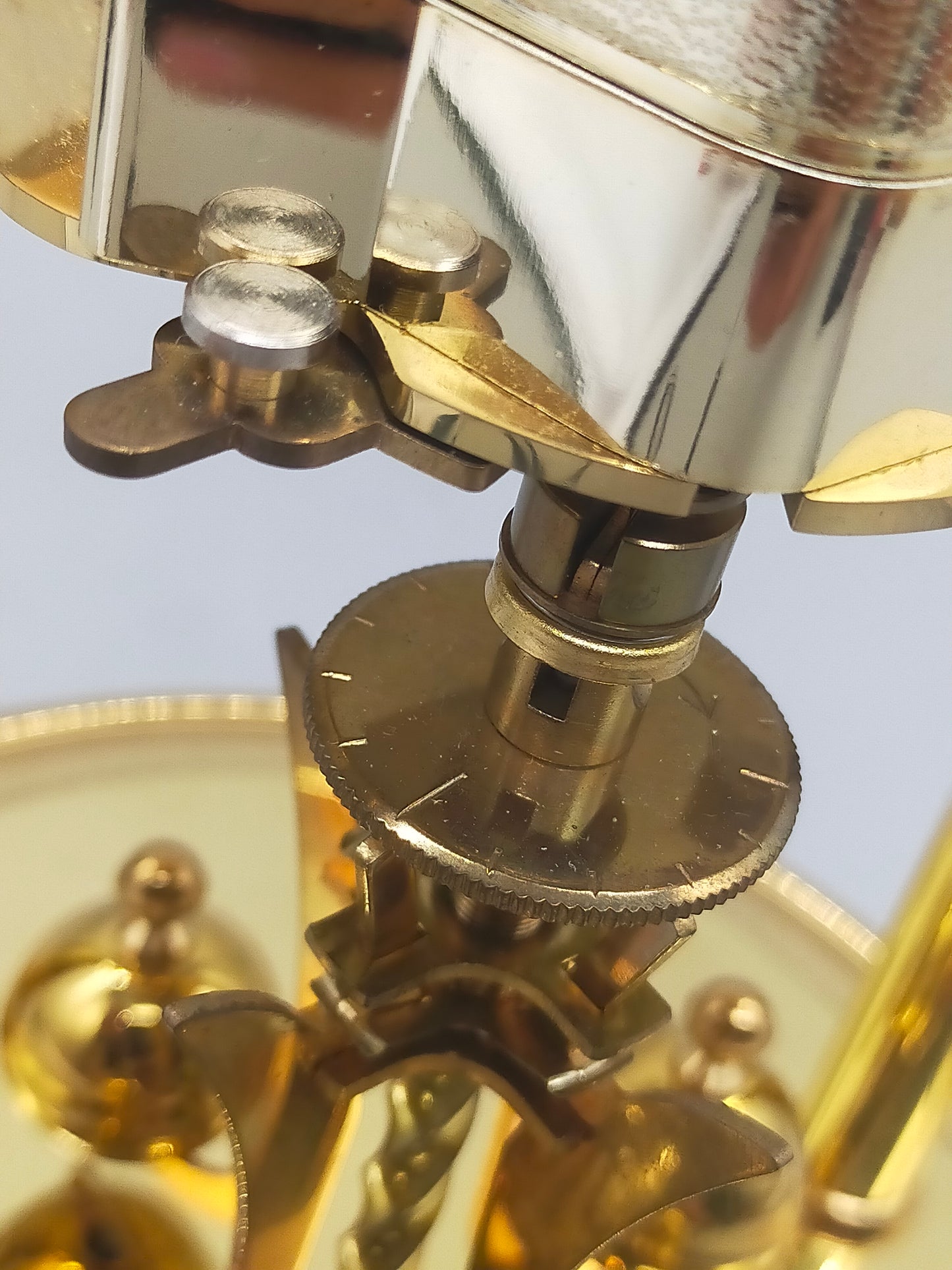 Edle Dugena Drehpendeluhr – Goldfarbenes Vintage Design unter Glaskuppel